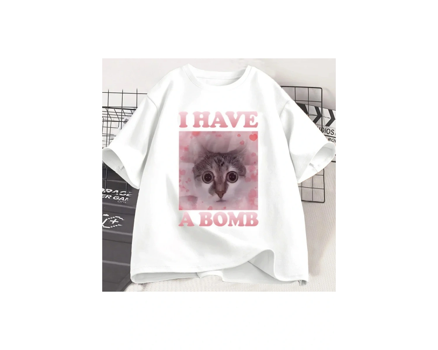 Beyaz Bir Bomba Var Komik Kedi Dank Meme Tee Kedi Lover Unhinged Çirkin