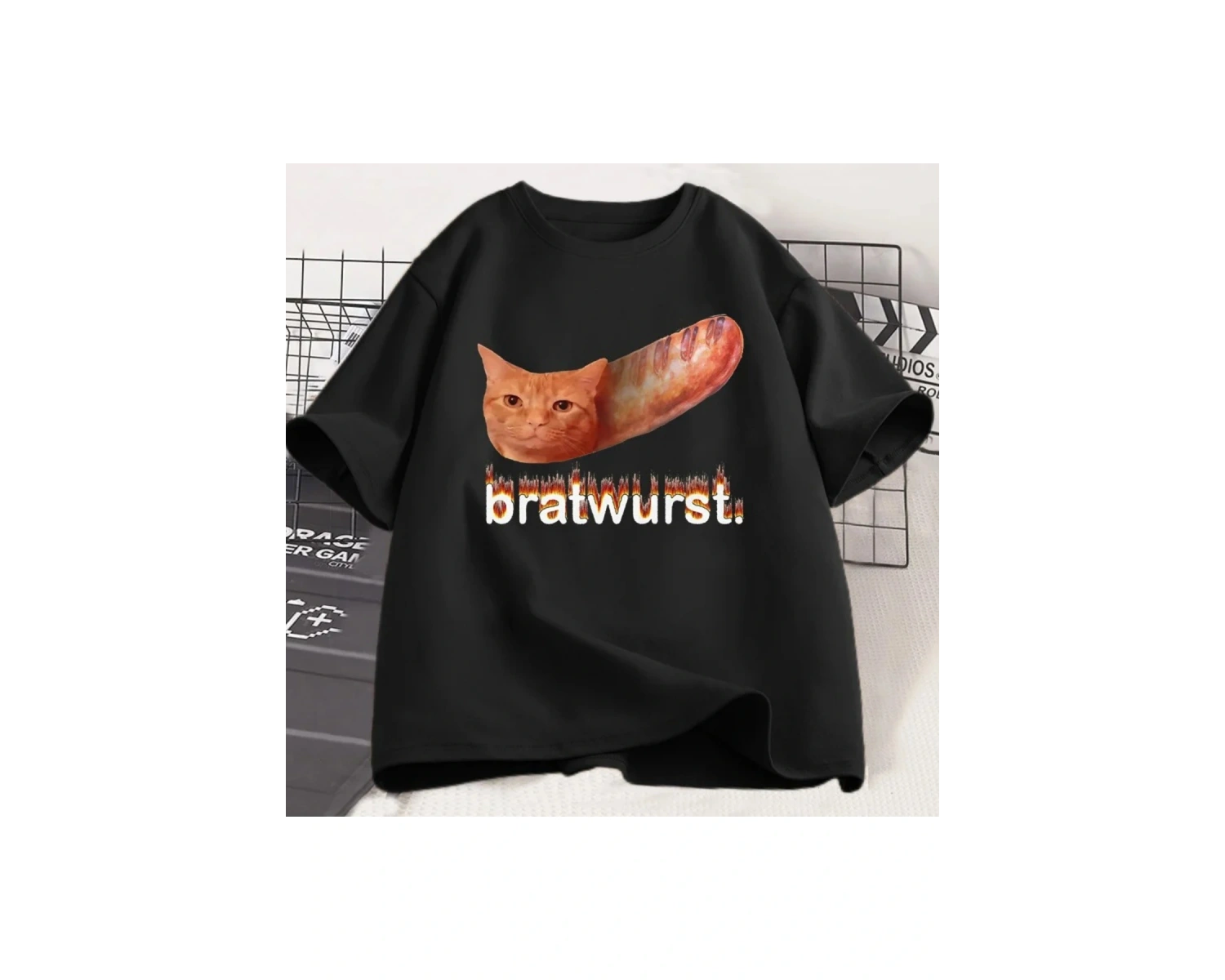 Beyaz Bratwurst Komik Kedi Emoji Unhinged Ekonomi Koleji Komik Grafik Kısa Ko