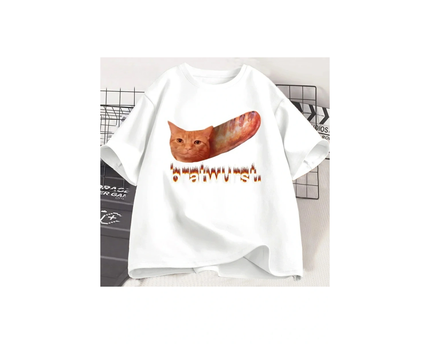 Beyaz Bratwurst Komik Kedi Emoji Unhinged Ekonomi Koleji Komik Grafik Kısa Ko