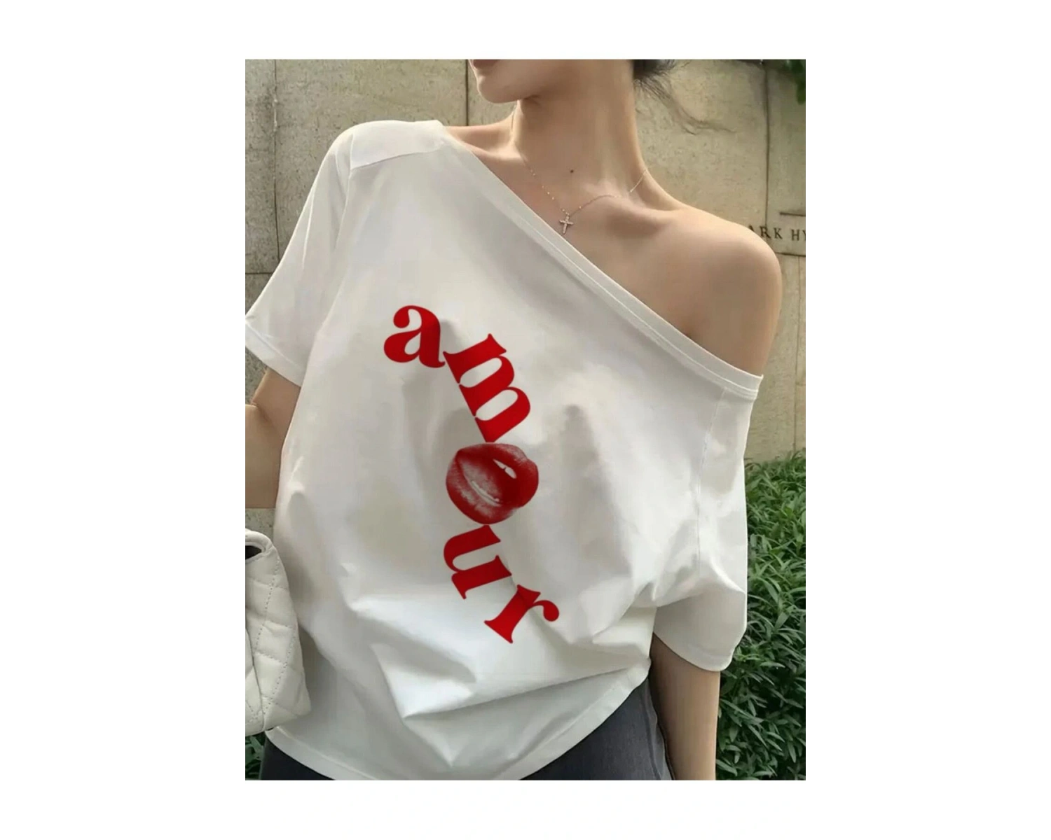 Beyaz Kadın Düşük Omuz Kayık Yaka Amour Baskılı