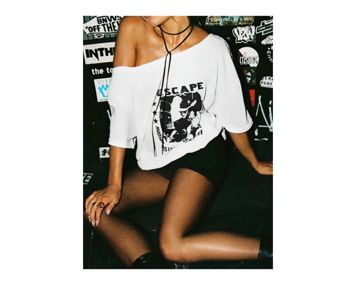 Beyaz Kadın Düşük Omuz Kayık Yaka Baskılı