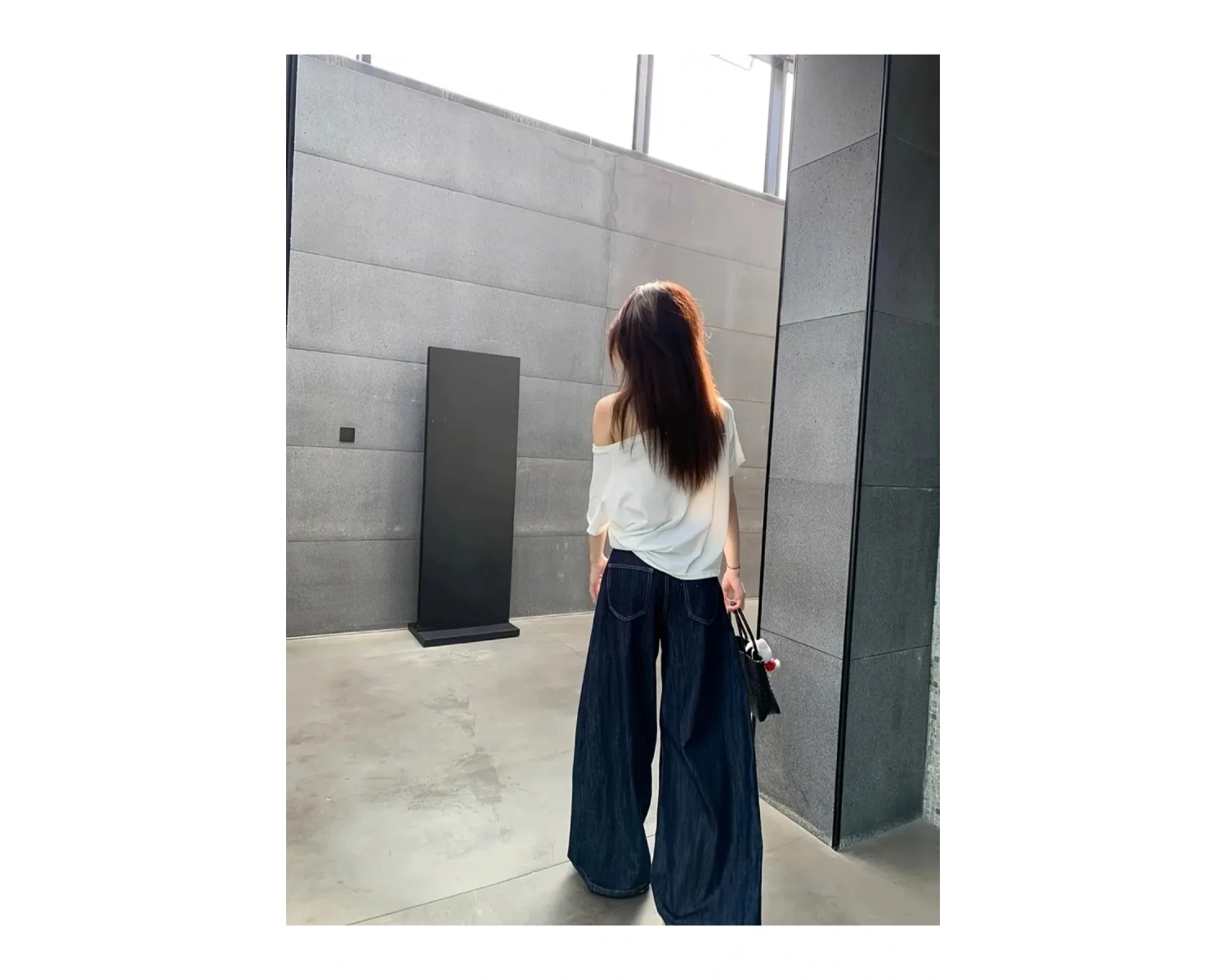 Beyaz Kadın Düşük Omuz Kayık Yaka Baskılı