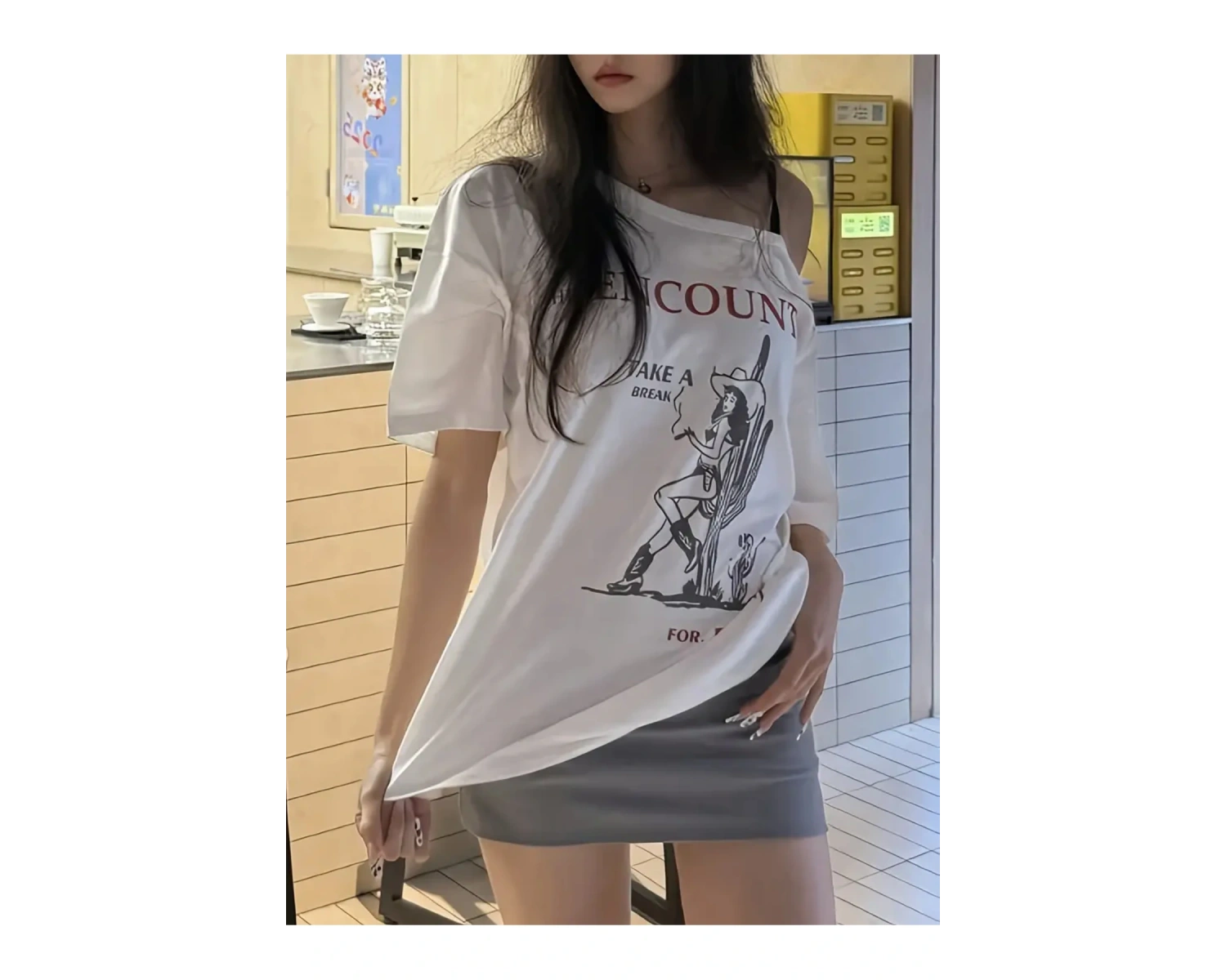 Beyaz Kadın Düşük Omuz Kayık Yaka Baskılı