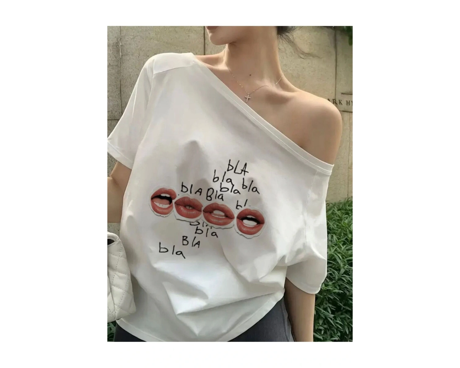 Beyaz Kadın Düşük Omuz Kayık Yaka Bla Bla Baskılı