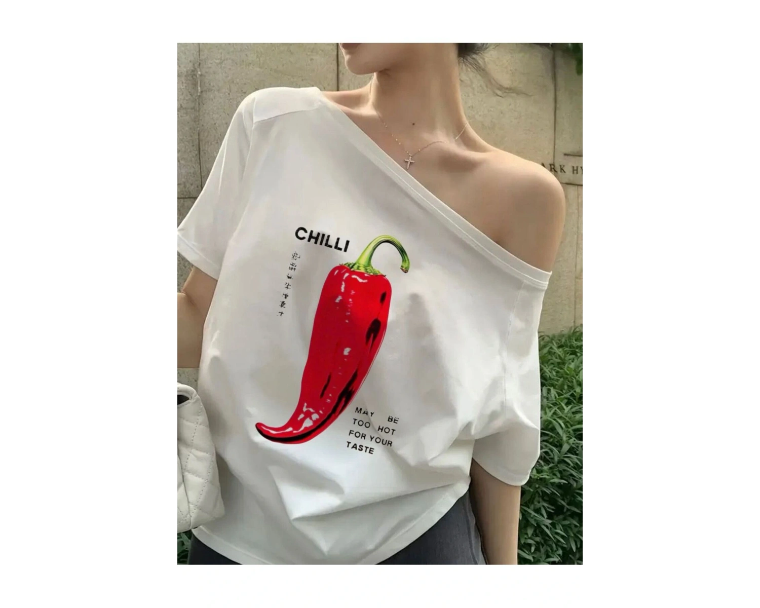 Beyaz Kadın Düşük Omuz Kayık Yaka Chilli Baskılı