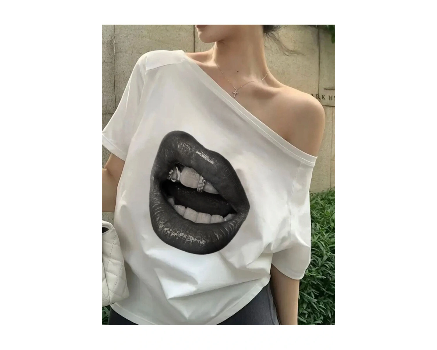 Beyaz Kadın Düşük Omuz Kayık Yaka Dudak Baskılı