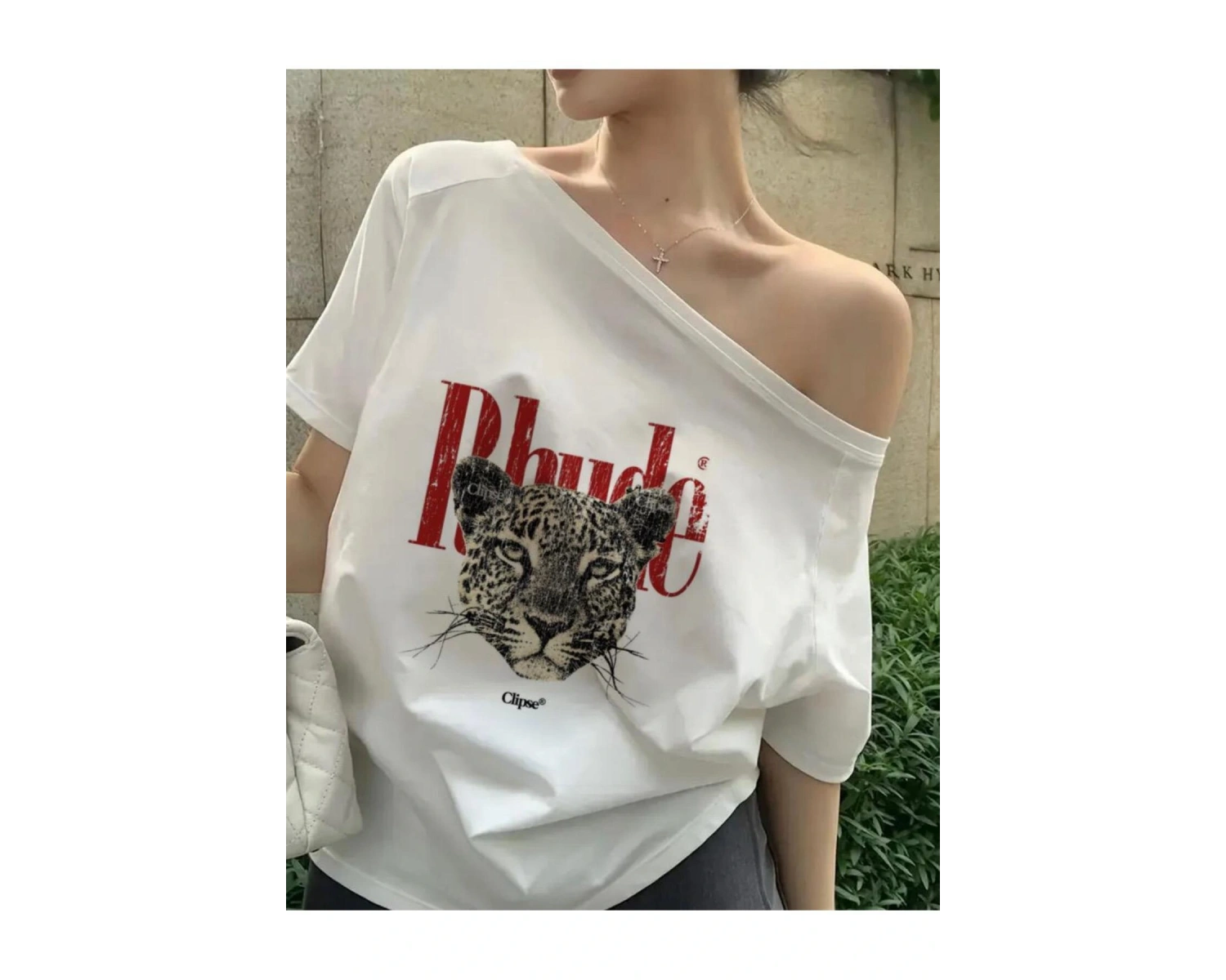 Beyaz Kadın Düşük Omuz Kayık Yaka Panter Baskılı