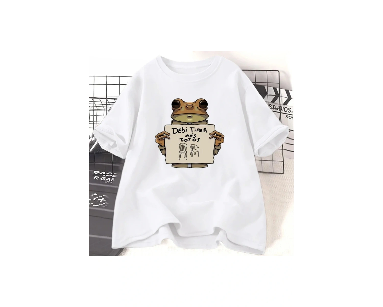 Beyaz Komik Kurbağa Dtmf Nedensel Debi Tirar Mas Fotoğrafları Baskılı O B