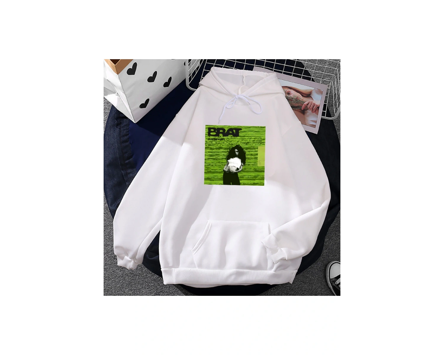 Beyaz Unisex Pop müzik şarkıcı Charli XCX hayranları için albümü Brat grafik baskı il