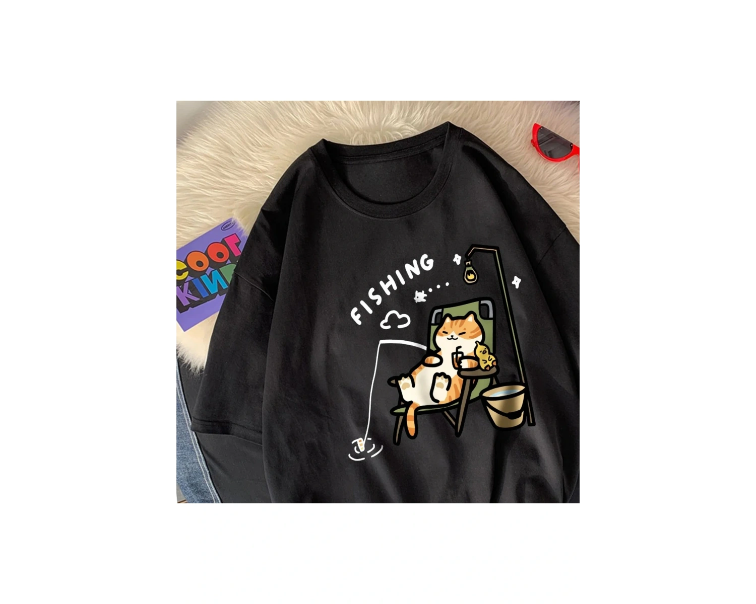 Beyaz Yavru Kedi Balık Tutuyor Karikatür Baskı Gevşek O-Boyun Yumuşak Kısa Ko