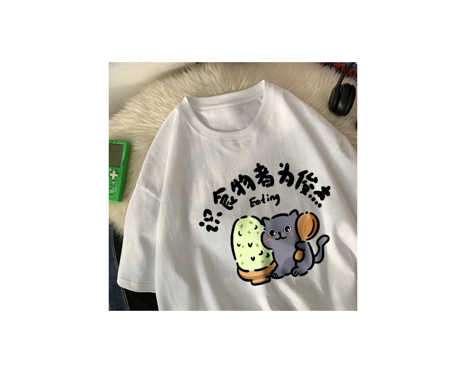 Beyaz Yavru Kedi Bir Kaşık ile Yiyor lu an Karikatür BaskıYumuşak