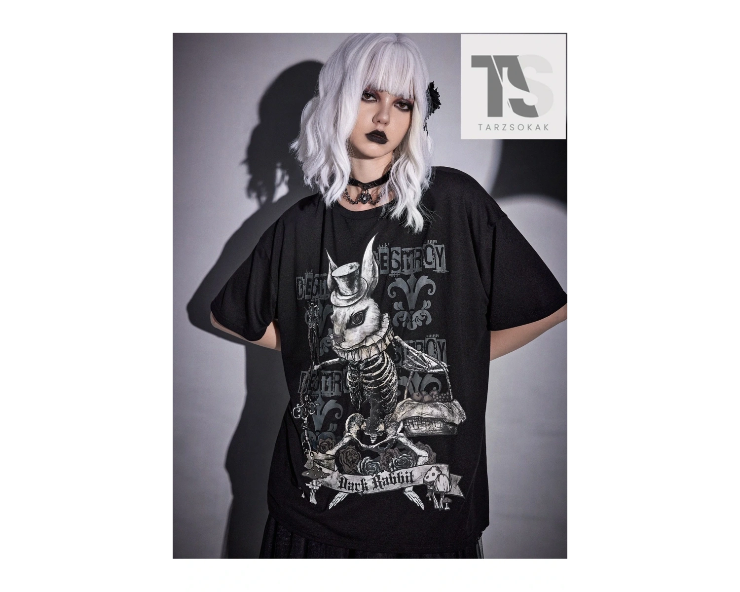 Çiçek ve Harf Grafik Damla Omuz Tişört