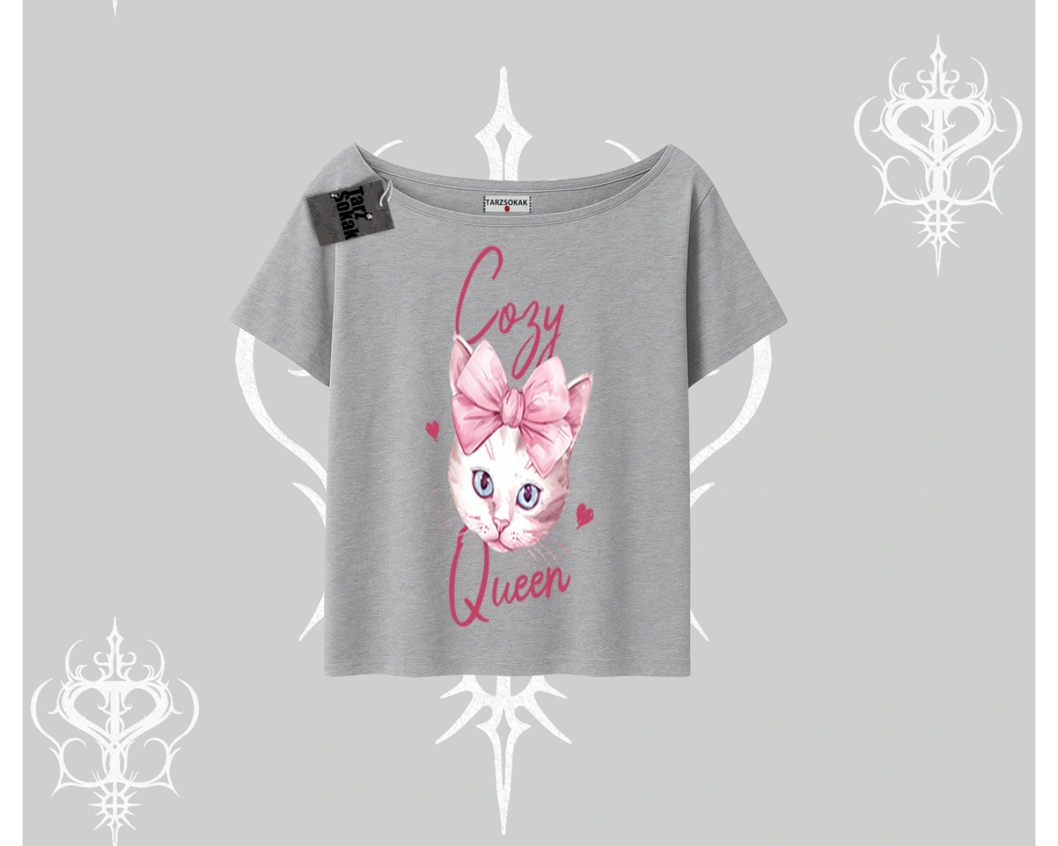 Cozy Queen Kedi Baskılı Kayık Yaka Tshirt