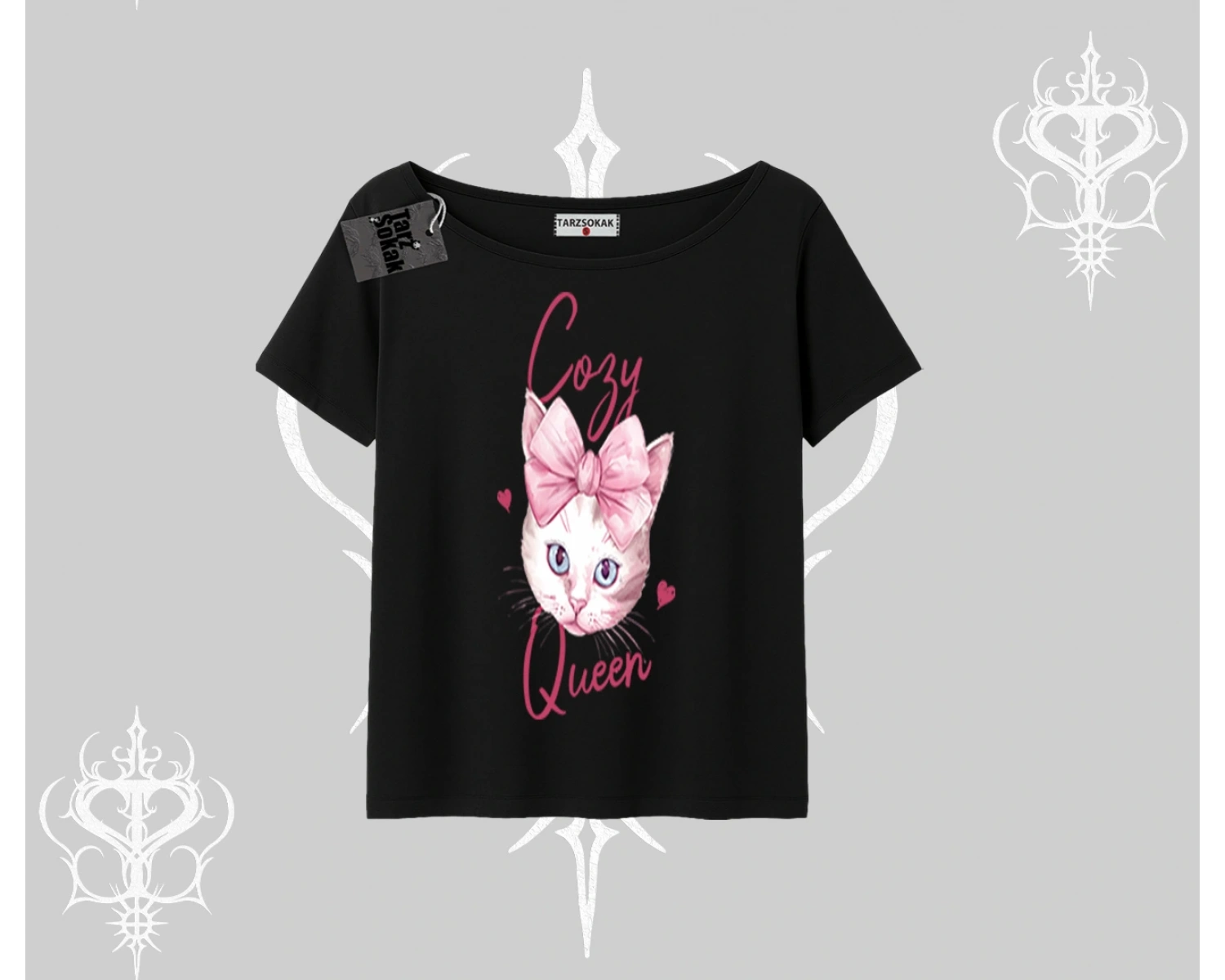 Cozy Queen Kedi Baskılı Kayık Yaka Tshirt
