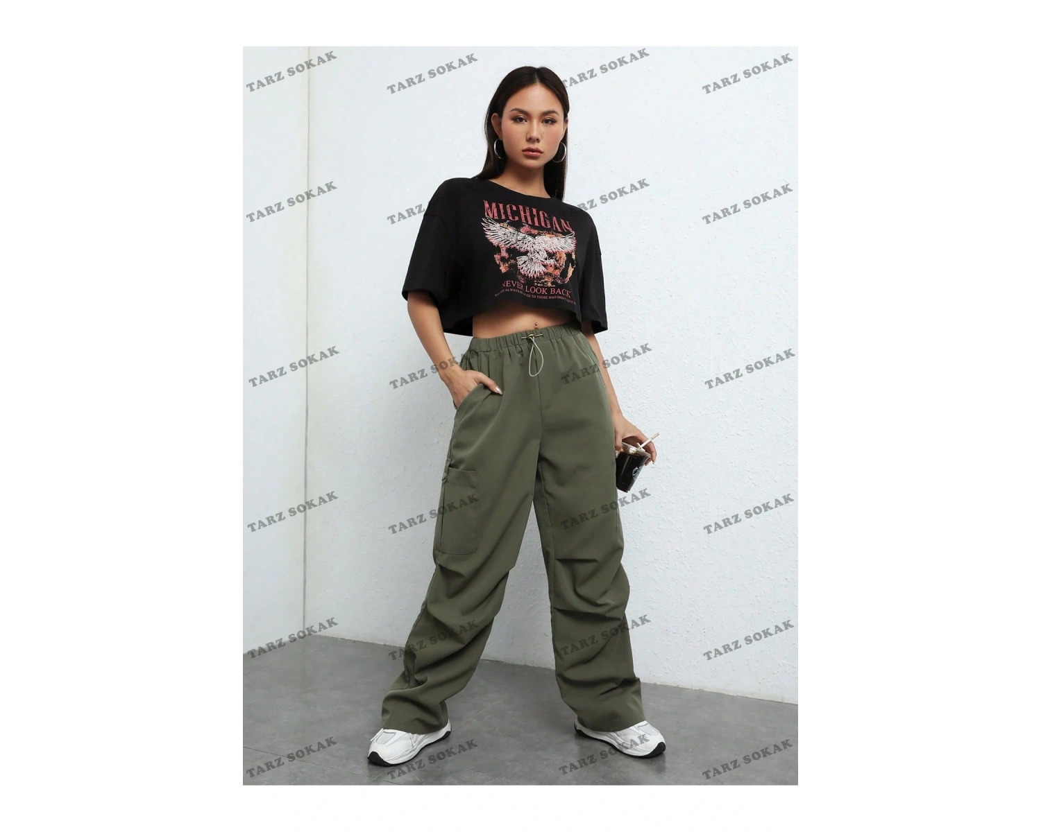 Crop CKOD-232913 Kartal ve Slogan Grafikli Düşük Omuz Kısa