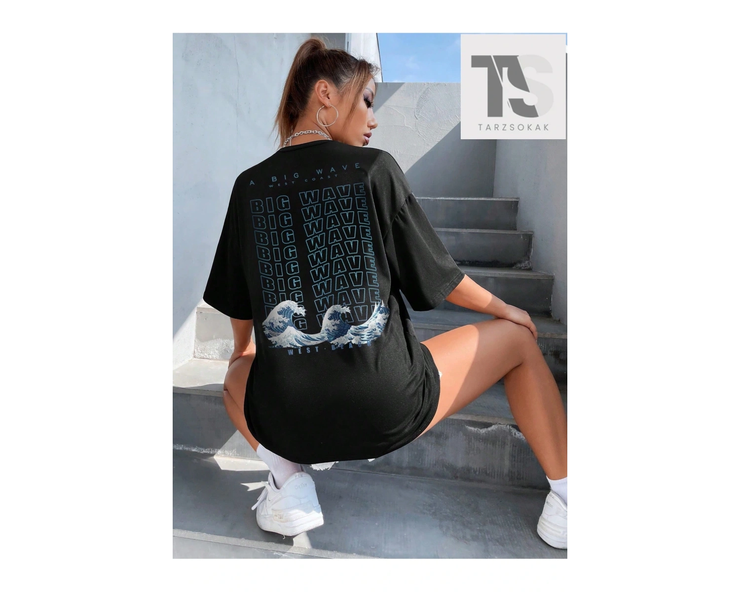 Dalga ve Slogan Grafikli Düşük Omuzlu Tişört