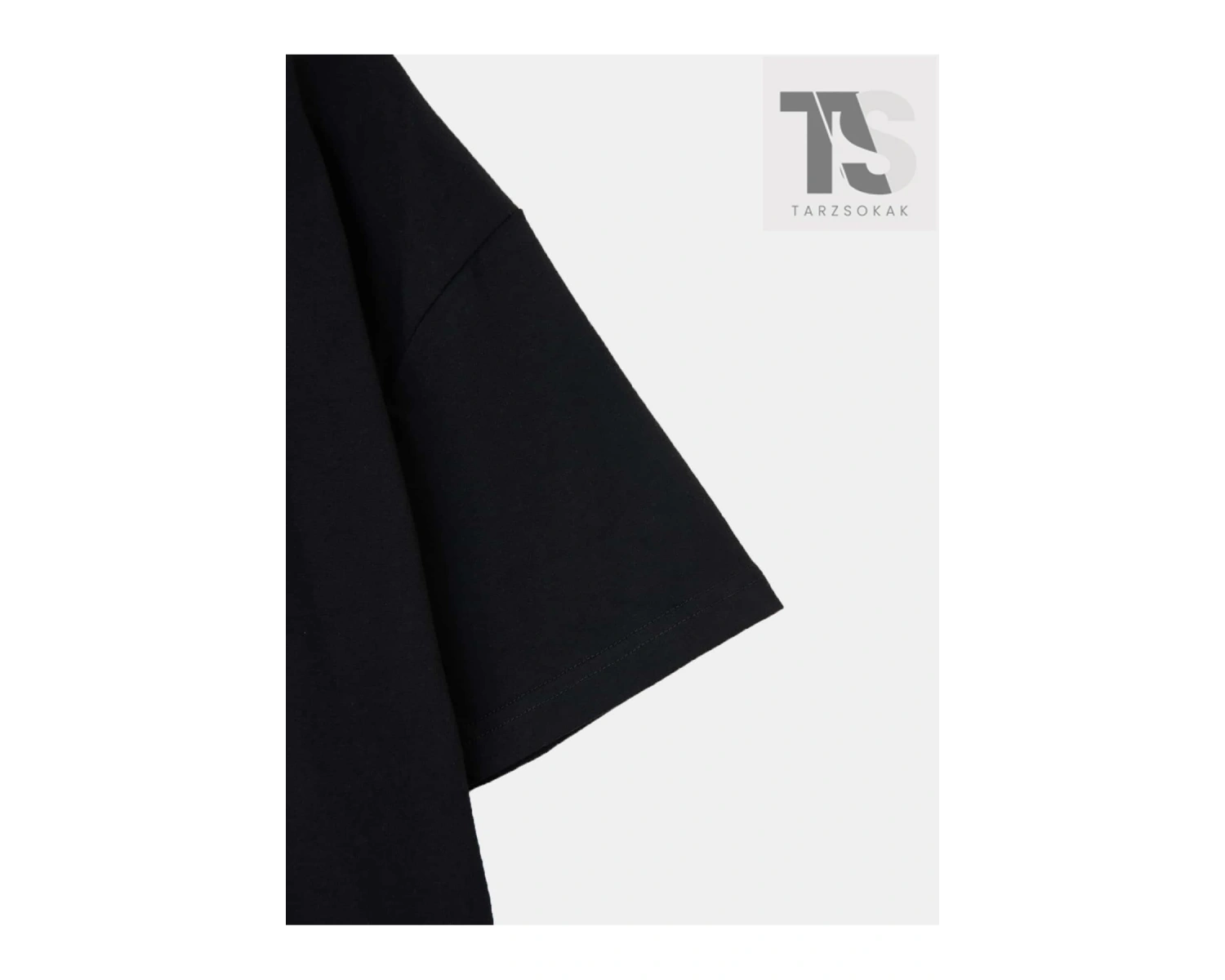 Damla Omuz Harfli Grafik Tişört