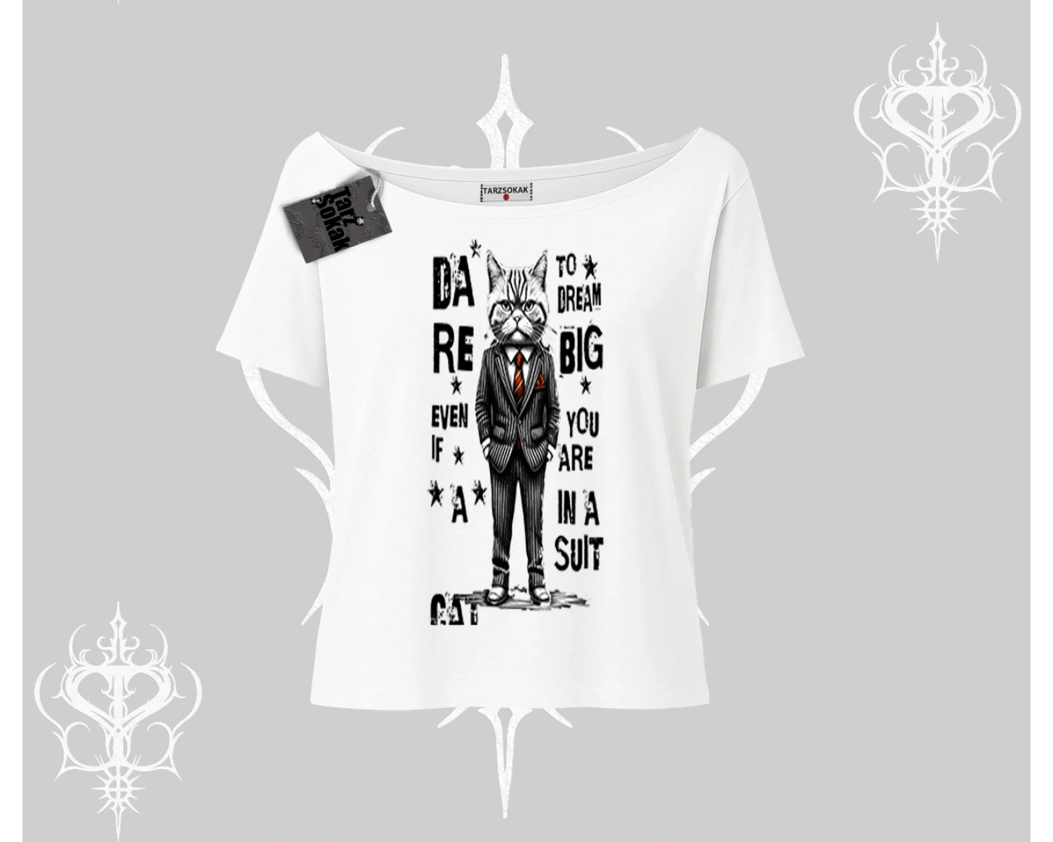 Dream Big Yazılı Takım Elbiseli Kedi Baskılı Kayık Yaka Tshirt