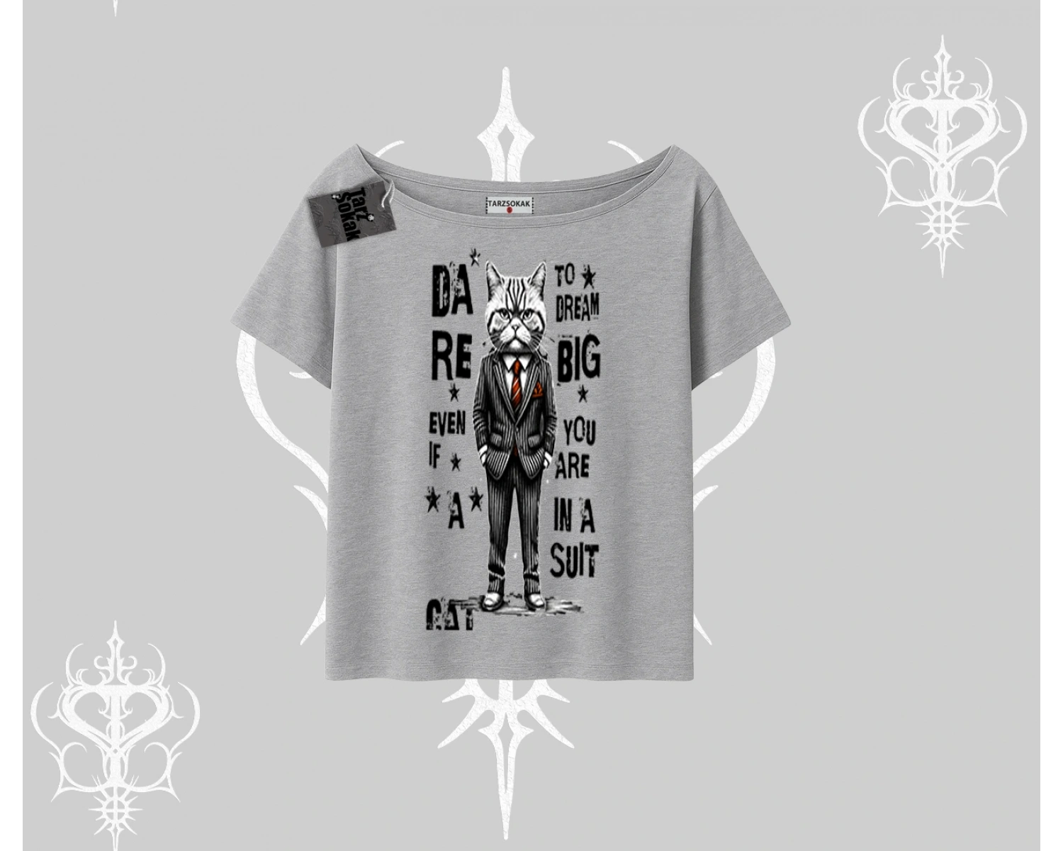 Dream Big Yazılı Takım Elbiseli Kedi Baskılı Kayık Yaka Tshirt