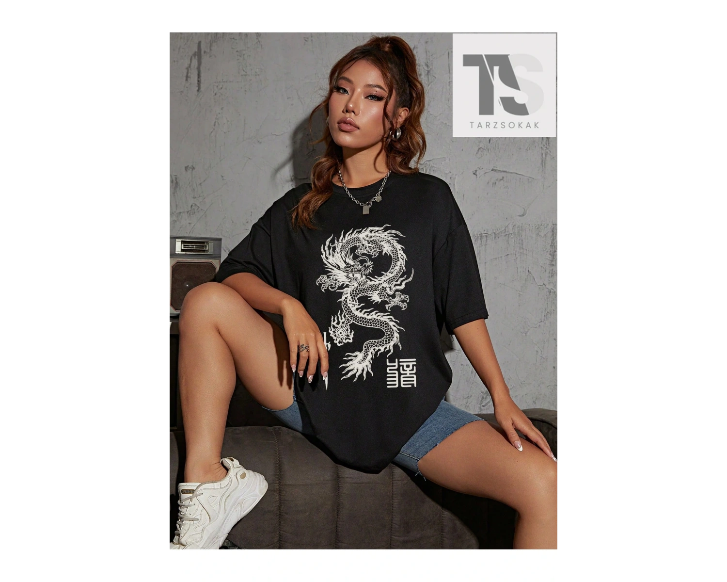 Ejderha ve Harf Grafikli Düşük Omuzlu Tişört