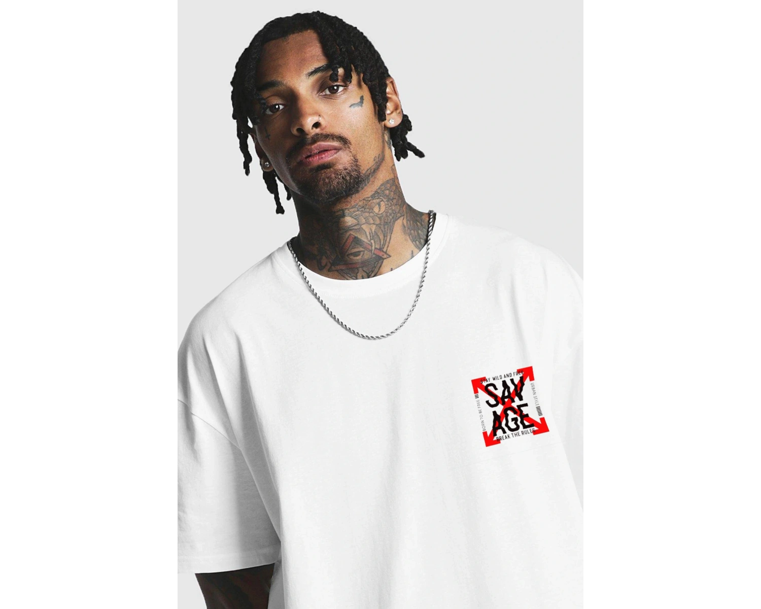 Erkek Beyaz Oversize Savage Baskılı T-shirt