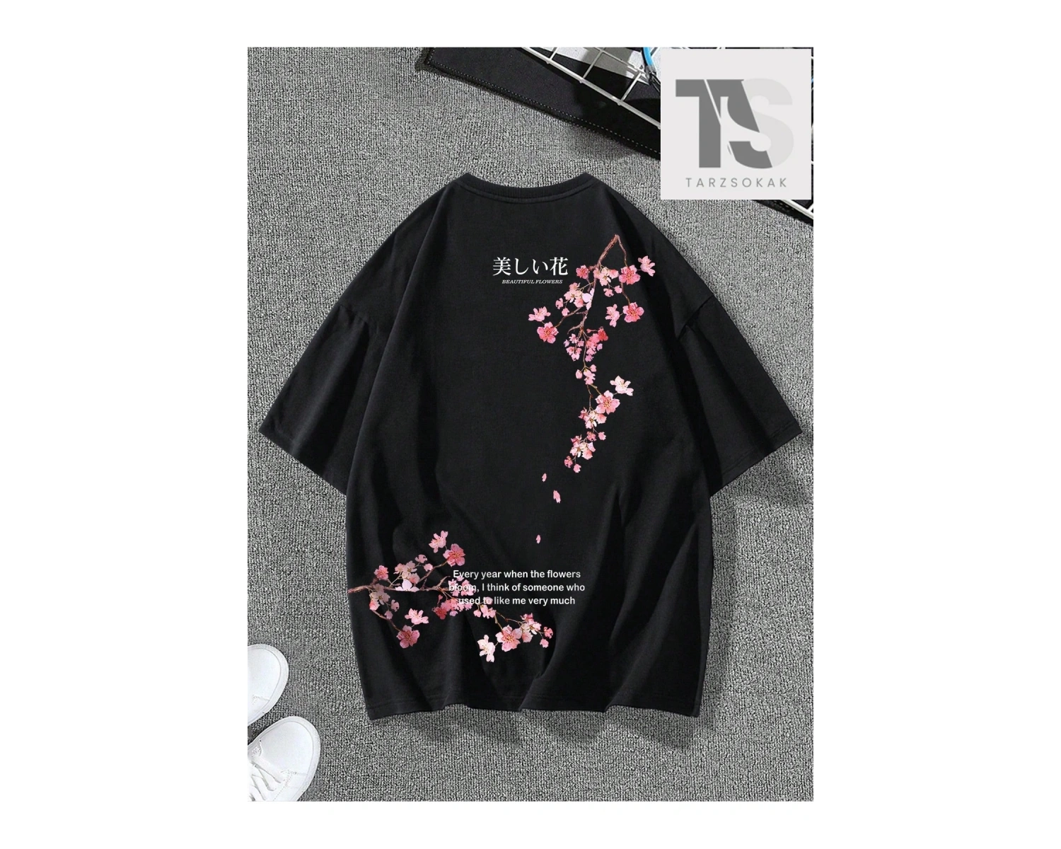 Erkek Çiçek ve Slogan Grafikli Düşük Omuz Tişörtü