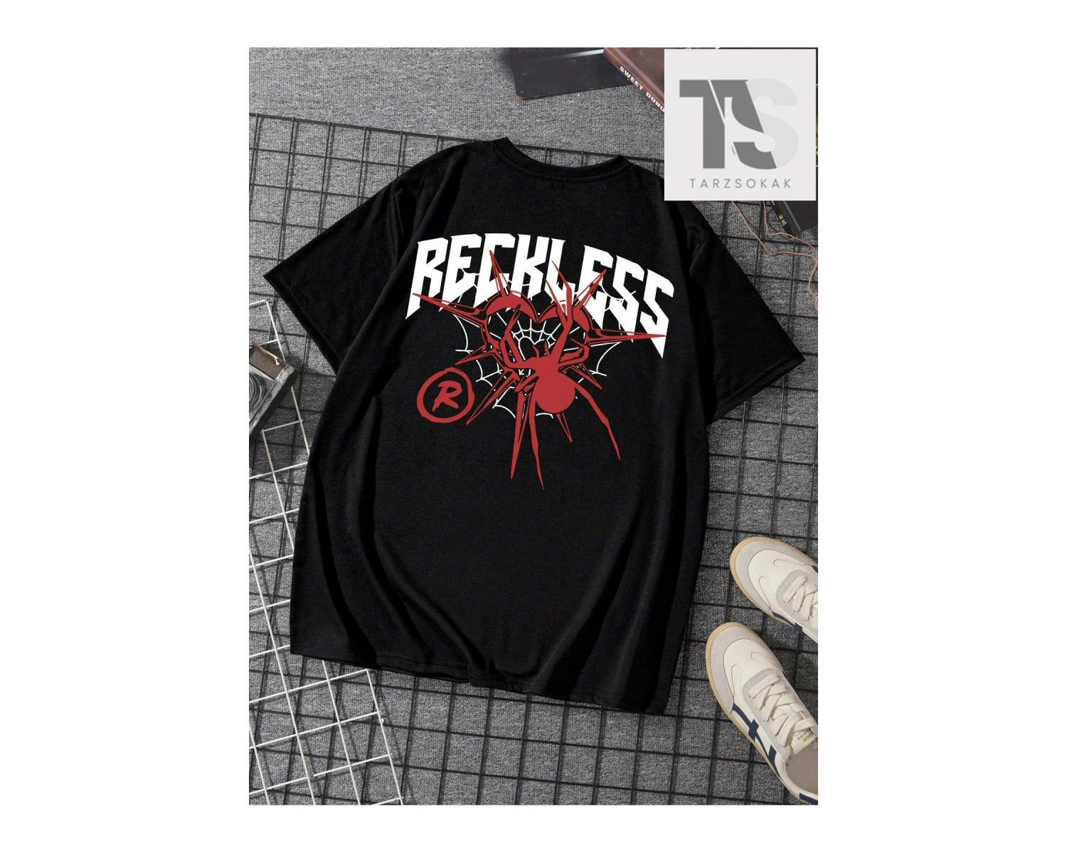 Erkek Göz ve Harf Baskılı Yuvarlak Yaka Tişört