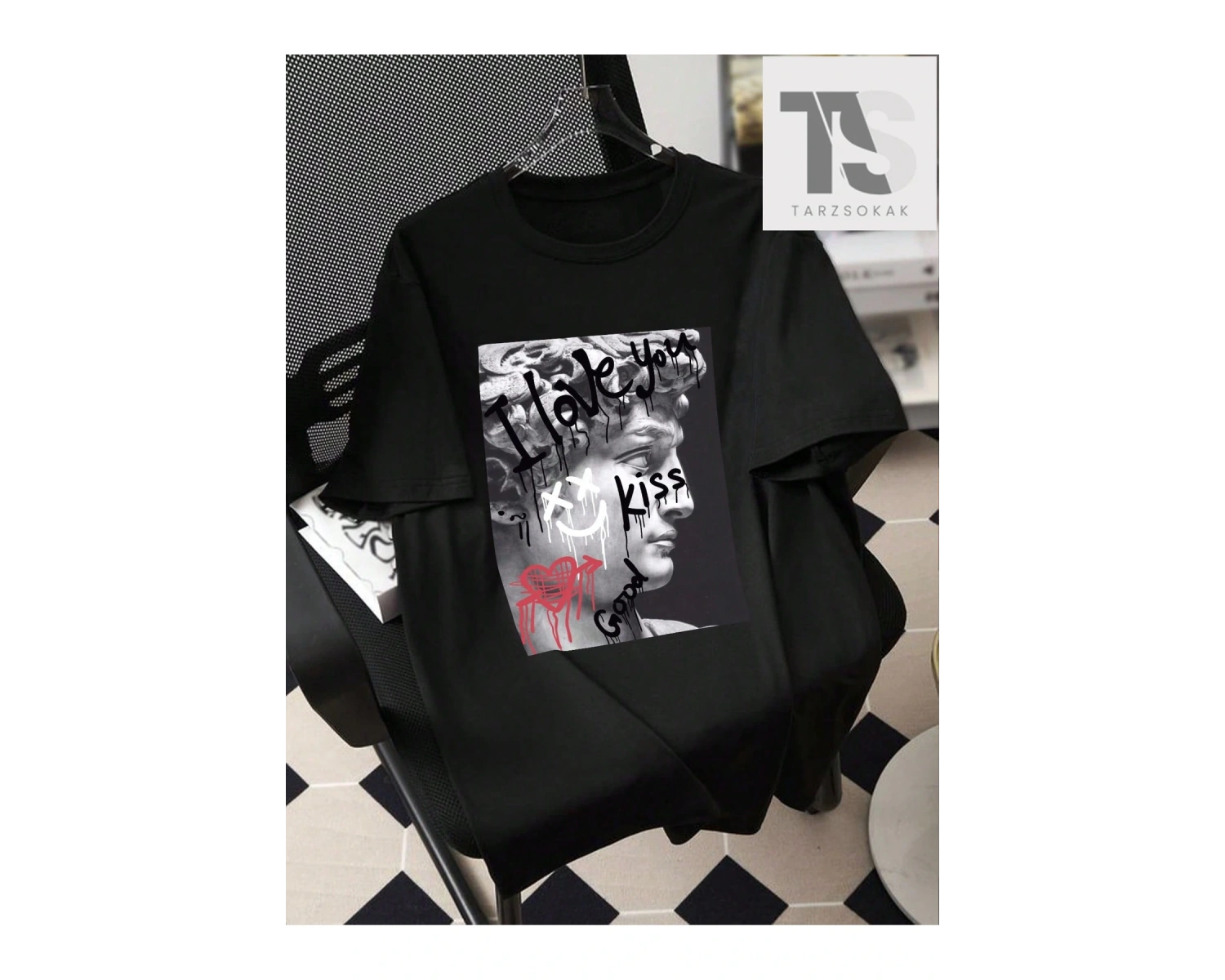 Erkek Heykel Ve Yazı Baskılı T-Shirt