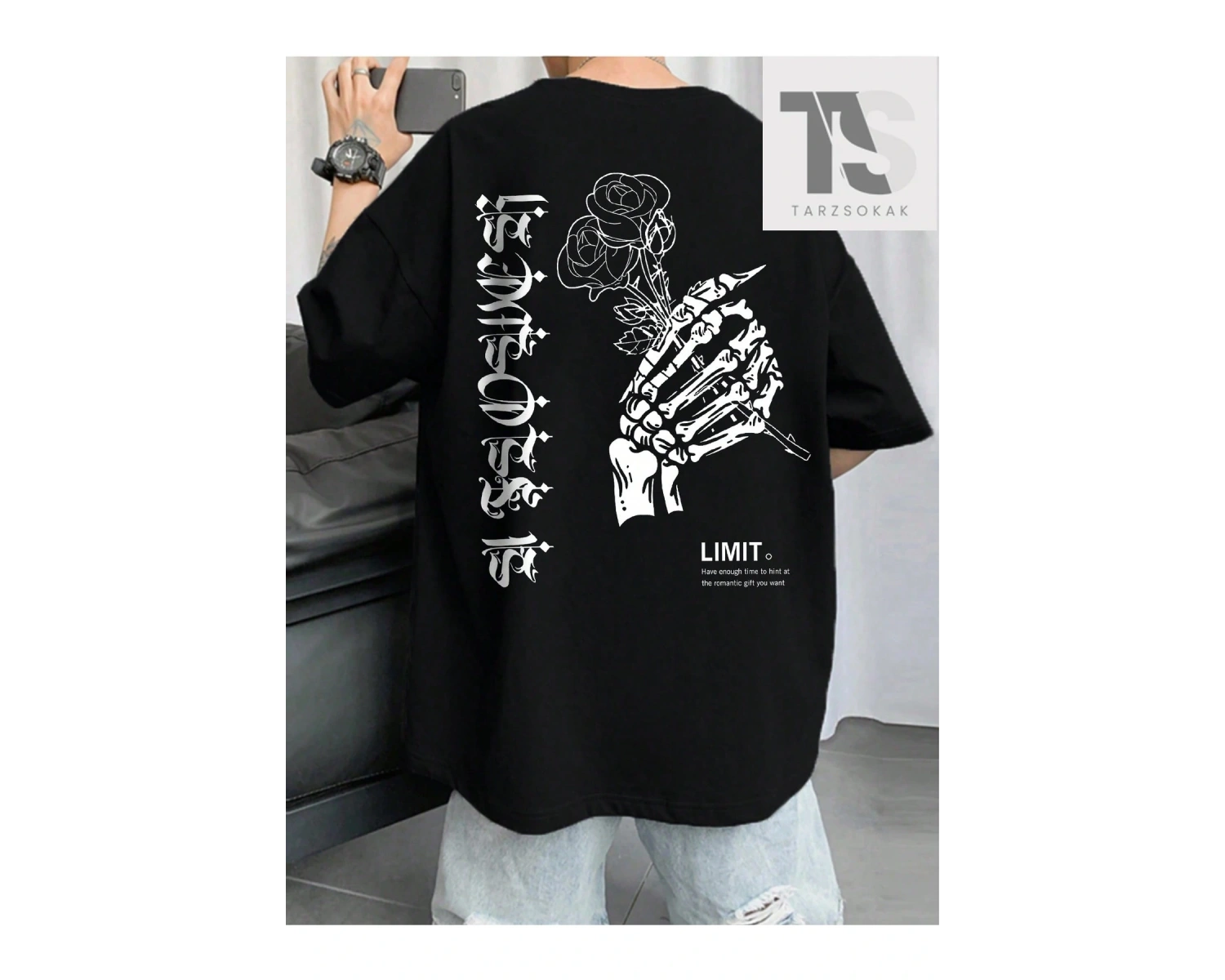 Erkek Kafatası El ve Harf Baskılı Tişört