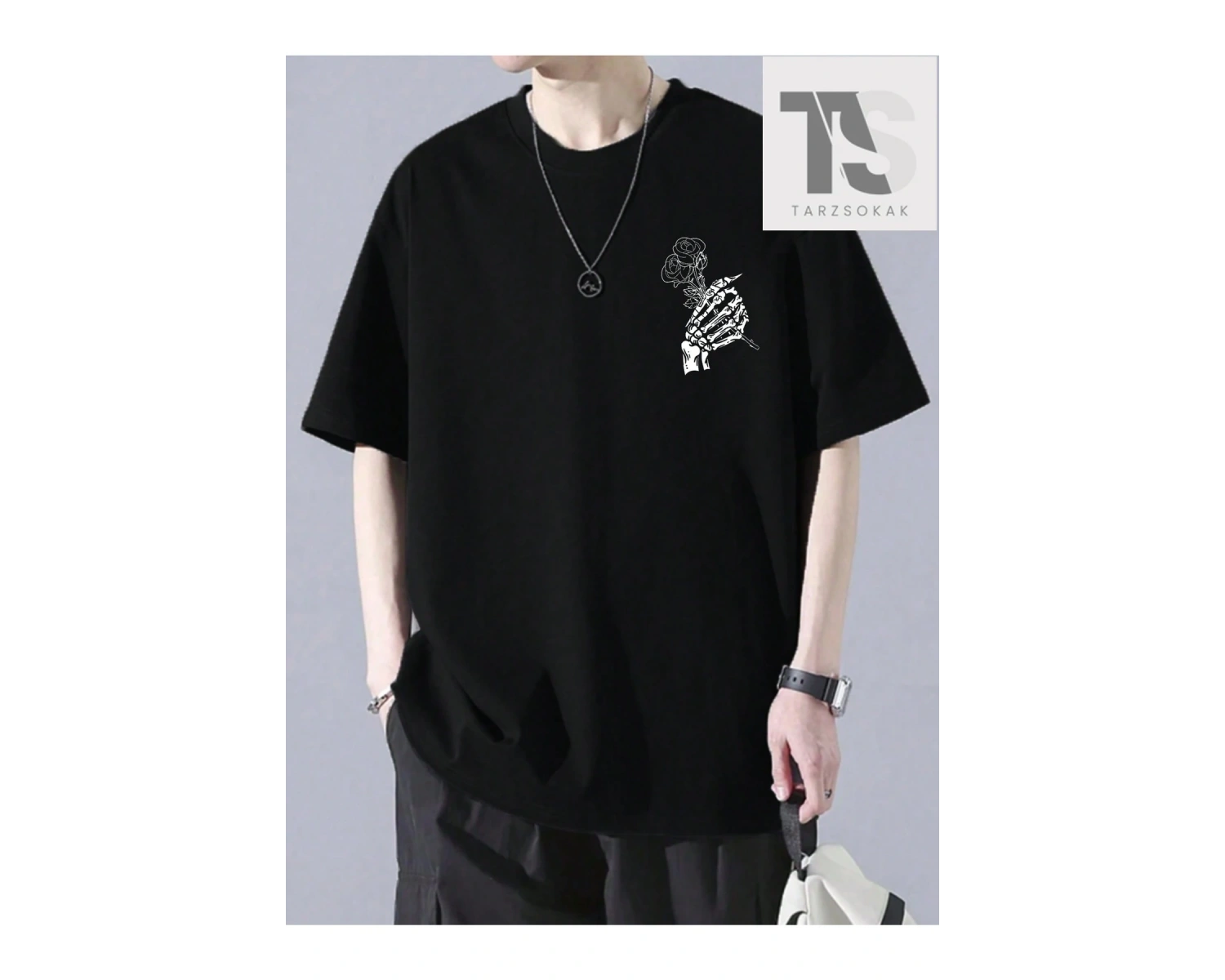 Erkek Kafatası El ve Harf Baskılı Tişört