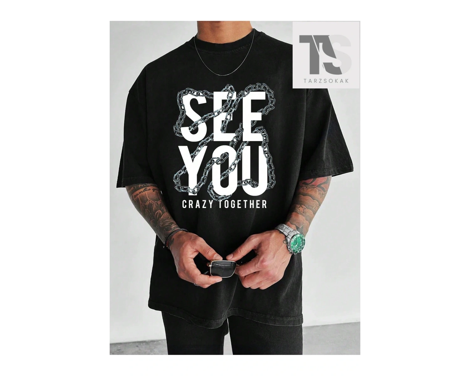 Erkek Zincir ve Harf Baskılı Yuvarlak Yaka Kısa Kollu Tişört