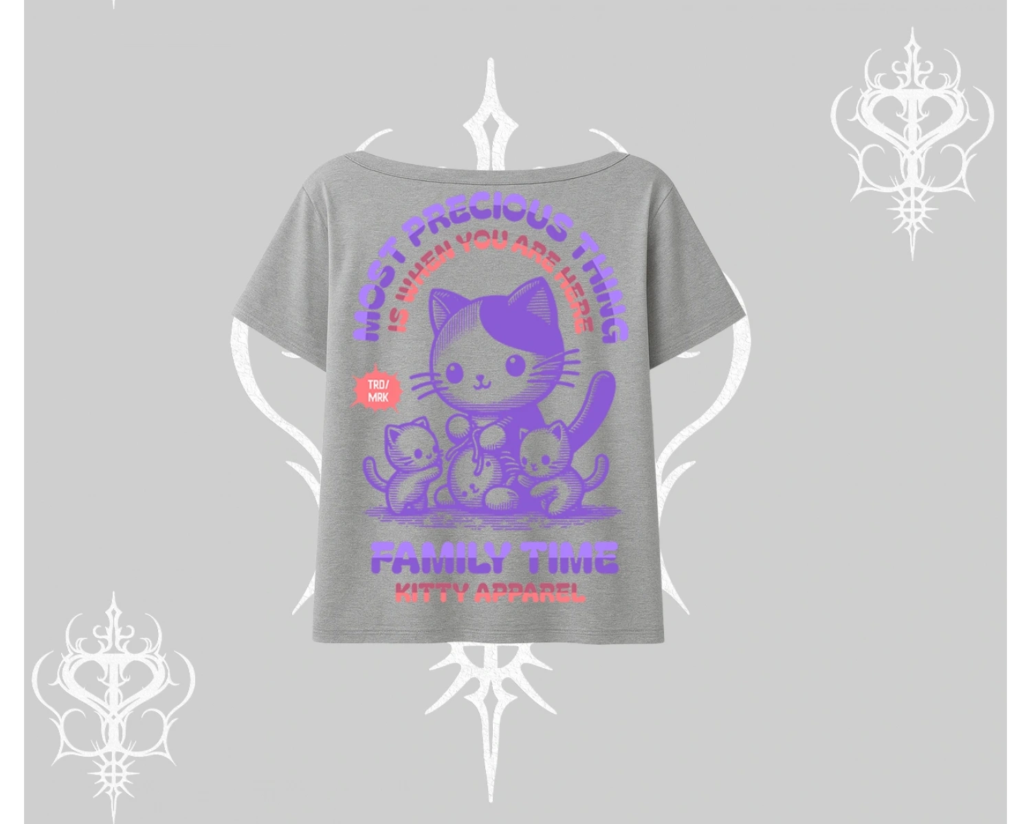 Family Time Yazılı Sevimli Anne Kedi Arka Baskılı Kayık Yaka Tshirt