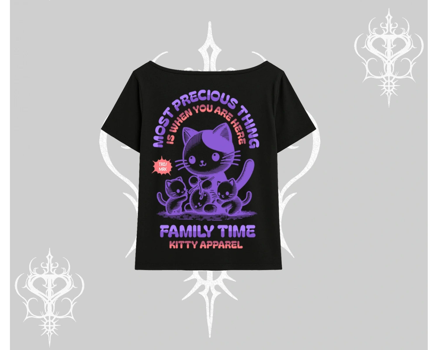 Family Time Yazılı Sevimli Anne Kedi Arka Baskılı Kayık Yaka Tshirt