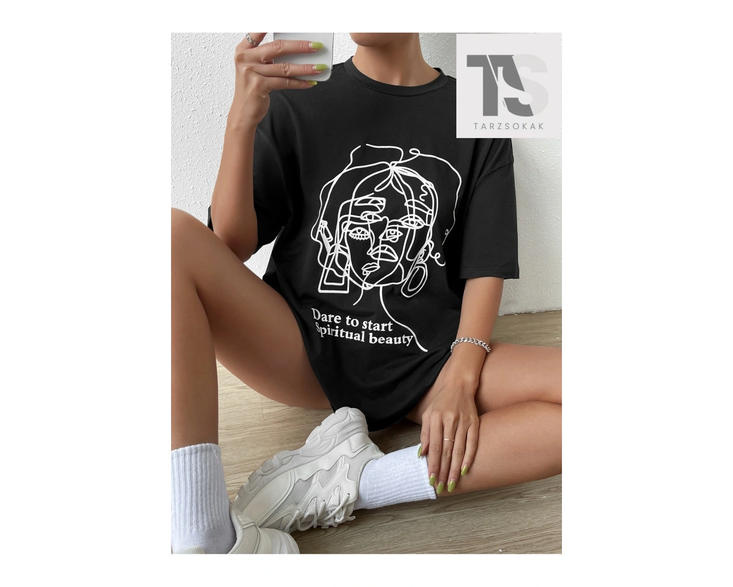 Figür ve Slogan Grafikli Düşük Omuzlu Tişört