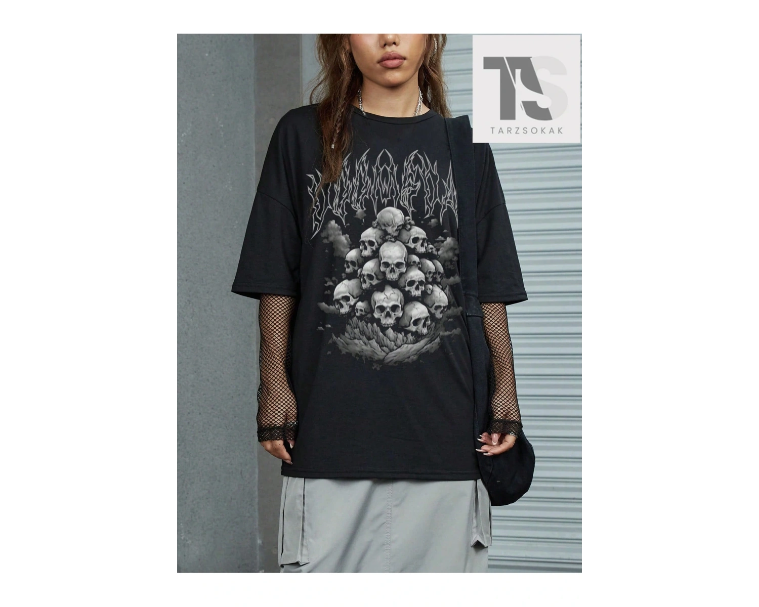 Goth Kafatası Baskılı Damla Omuz Tişört