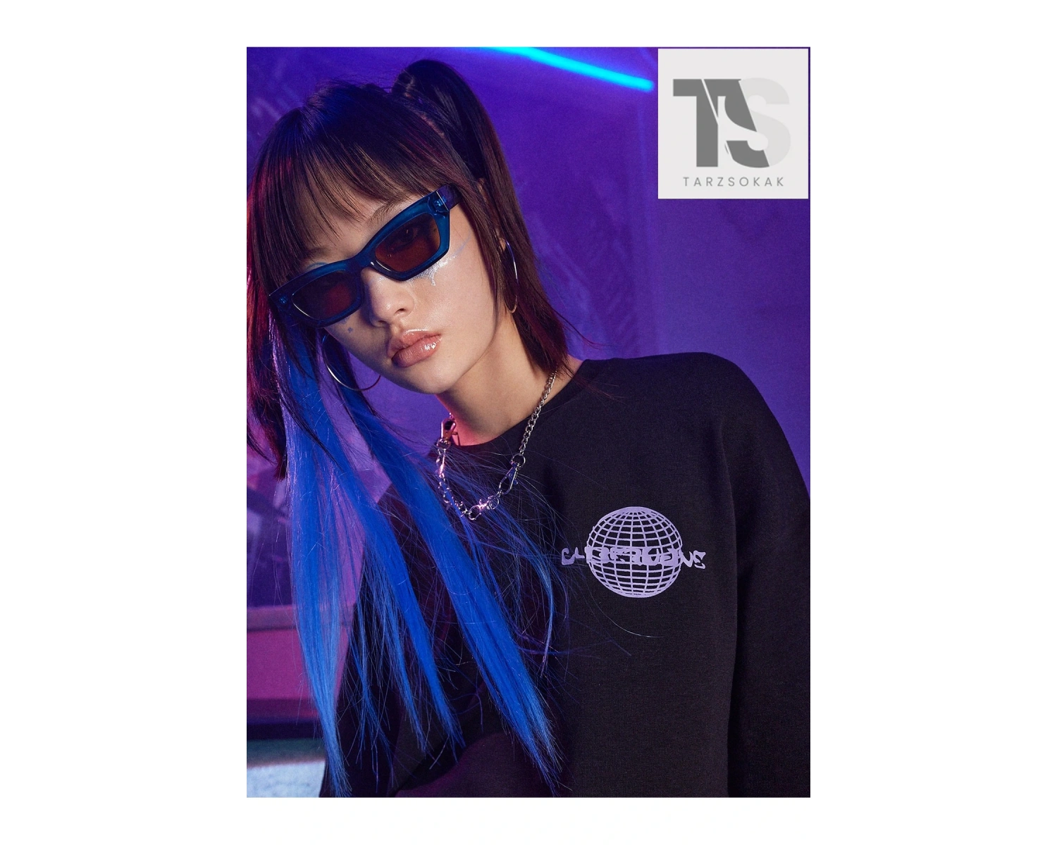 Grunge Punk Figürü ve Slogan Grafikli Düşük Omuzlu Tişört