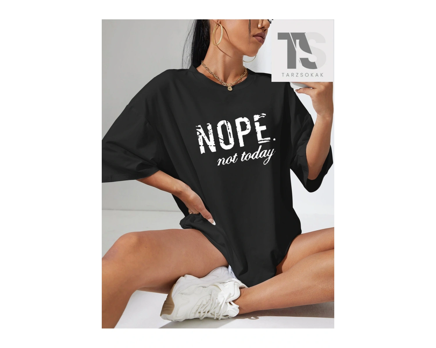 Harf Grafikli Düşük Omuzlu Tişört