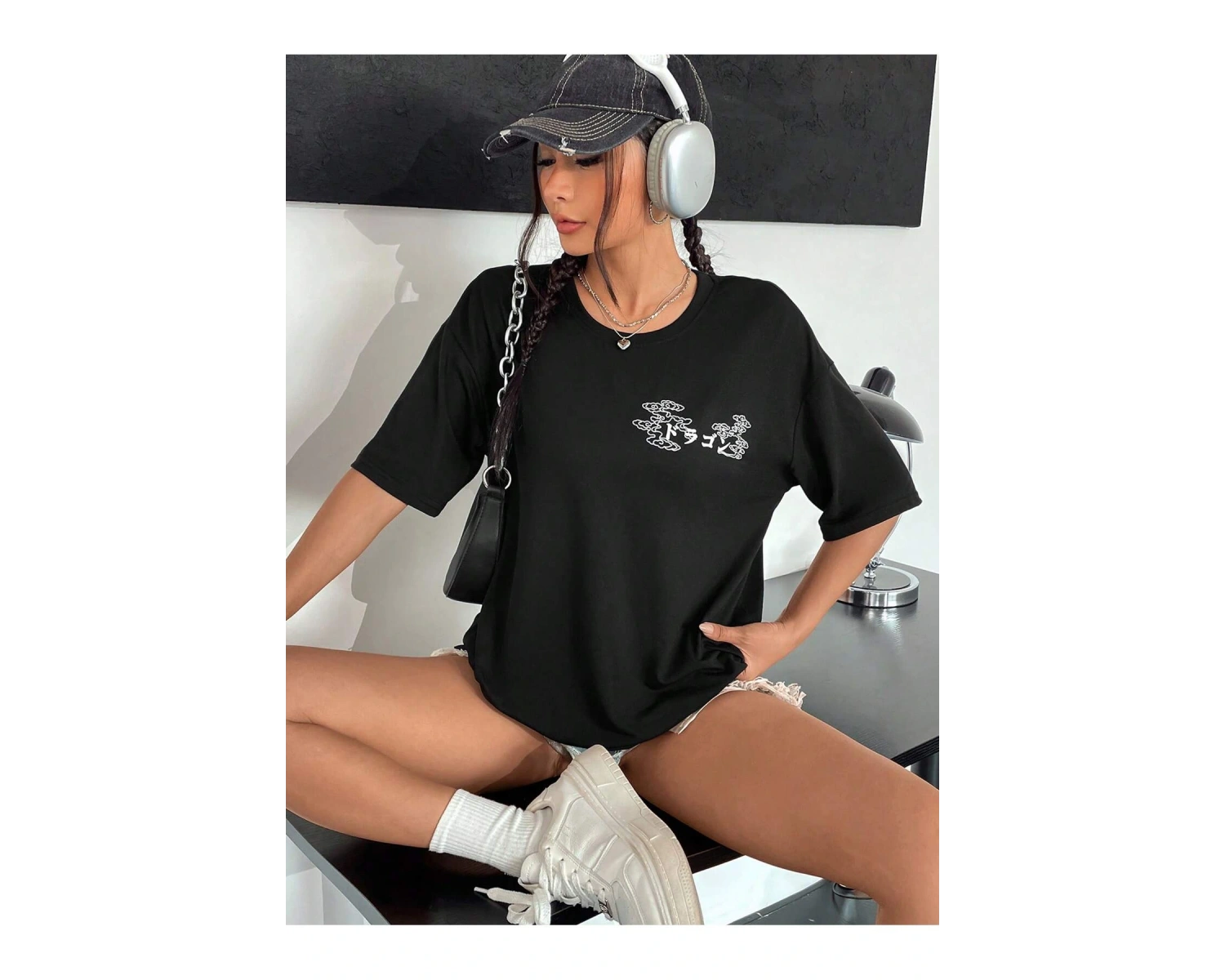 Harf Grafikli Düşük Omuzlu Tişört