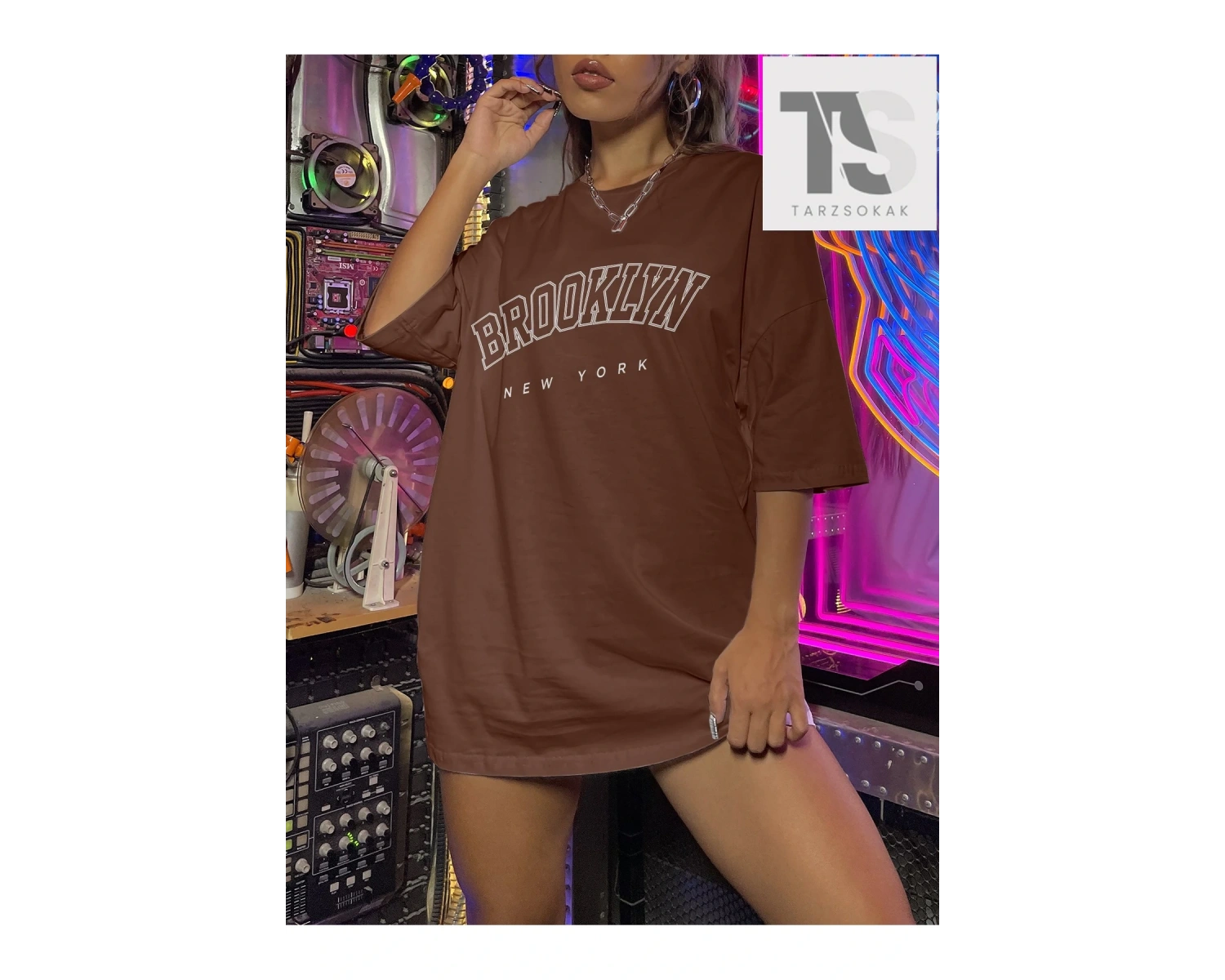 Harf Grafikli Düşük Omuzlu Tişört