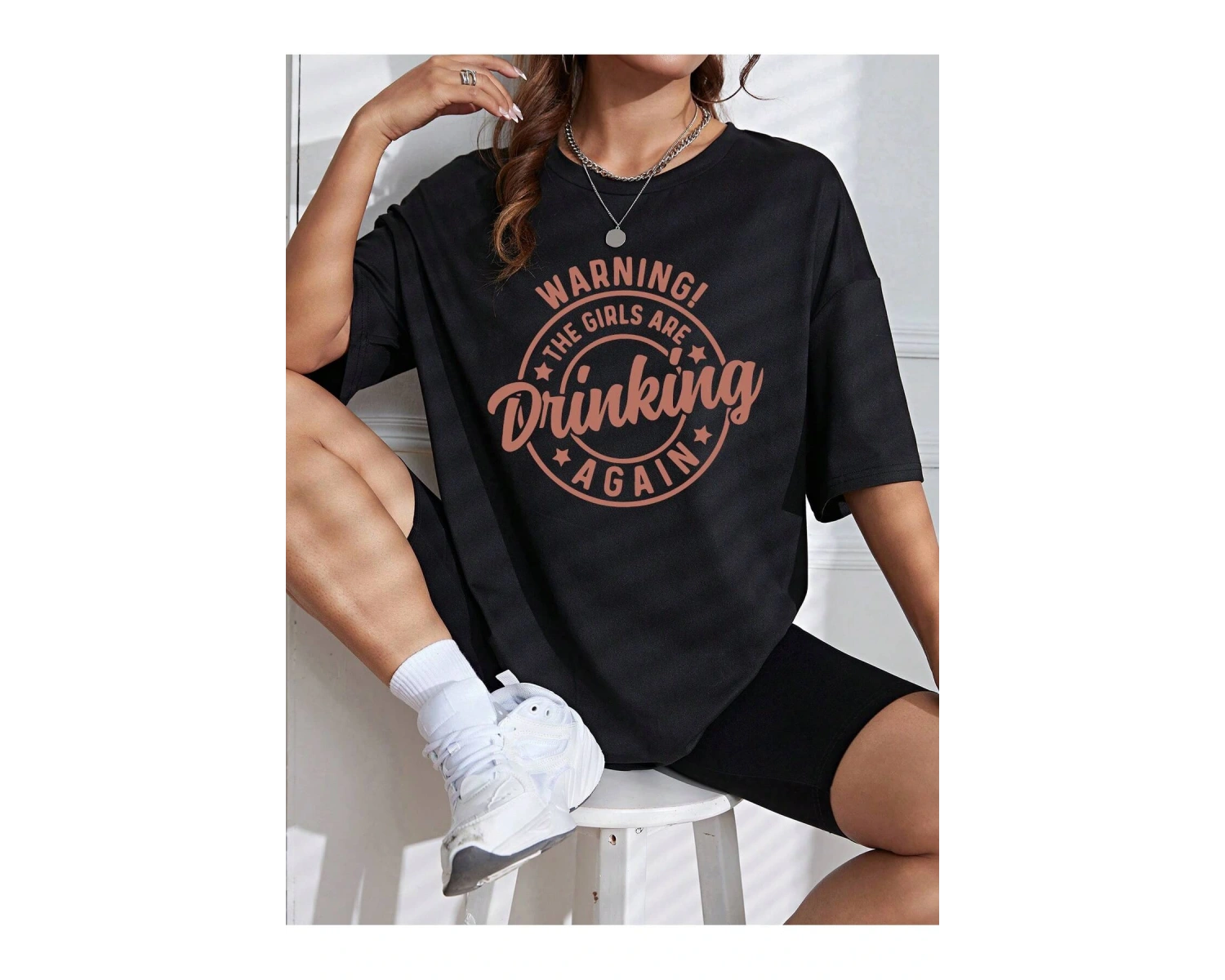 Harf Grafikli Düşük Omuzlu Tişört