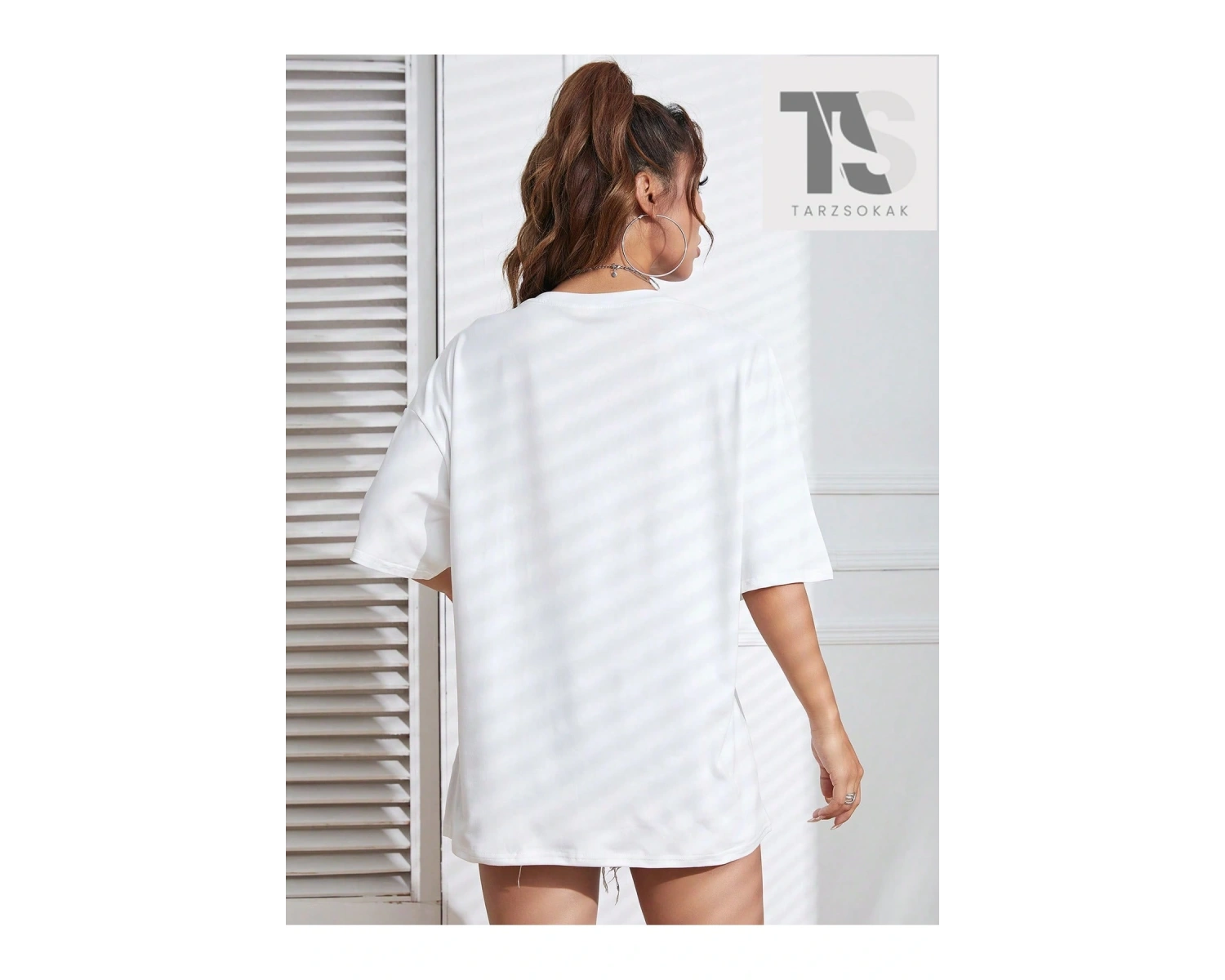 Harf Grafikli Düşük Omuzlu Tişört