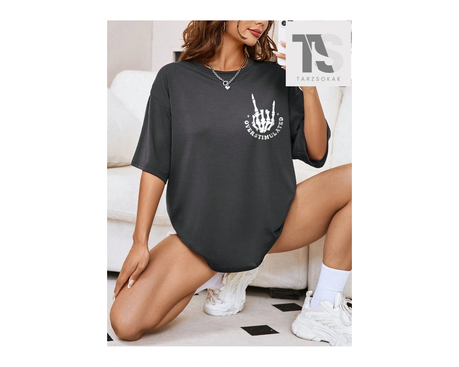 Harf Grafikli Düşük Omuzlu Tişört