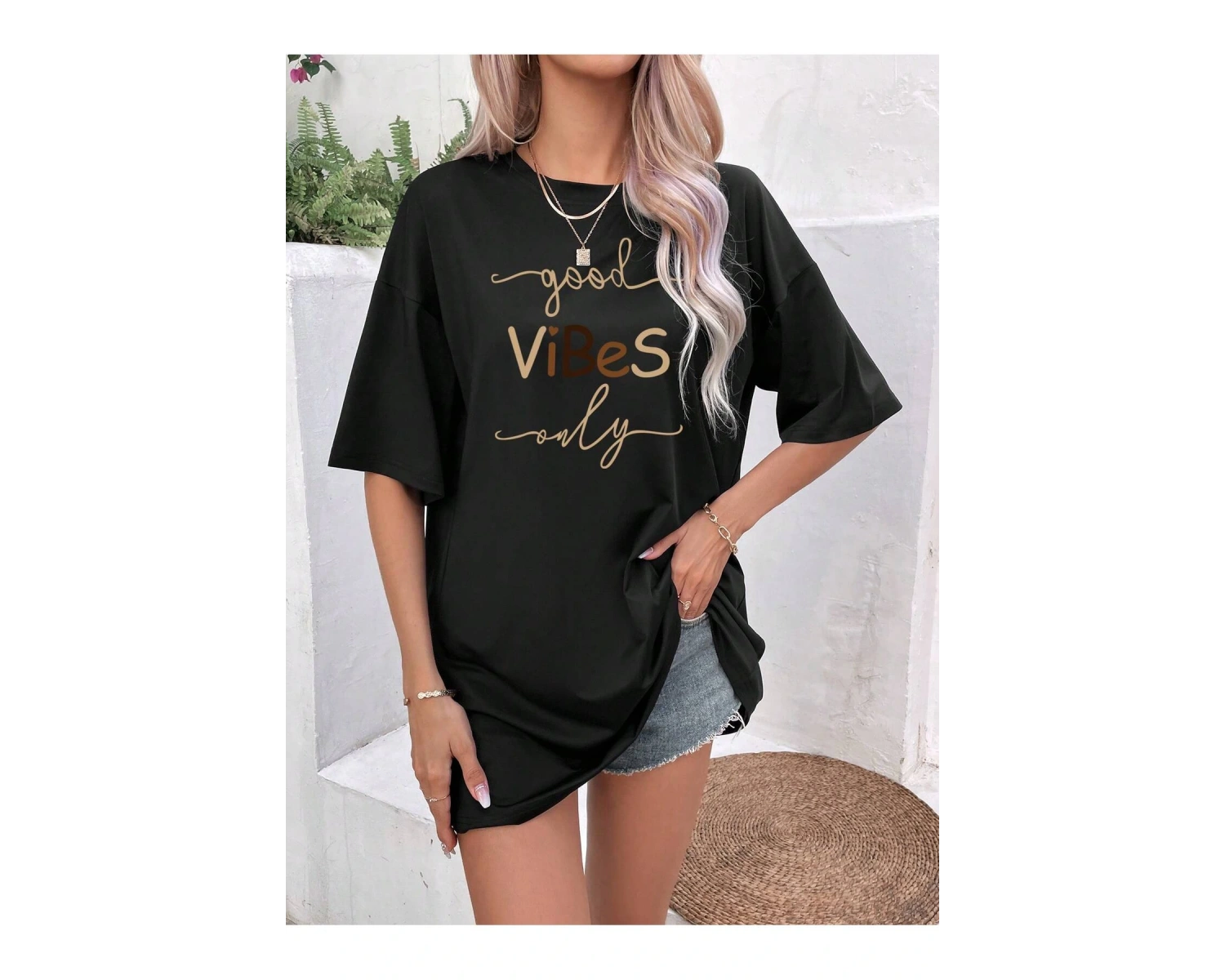 Harf Grafikli Düşük Omuzlu Tişört