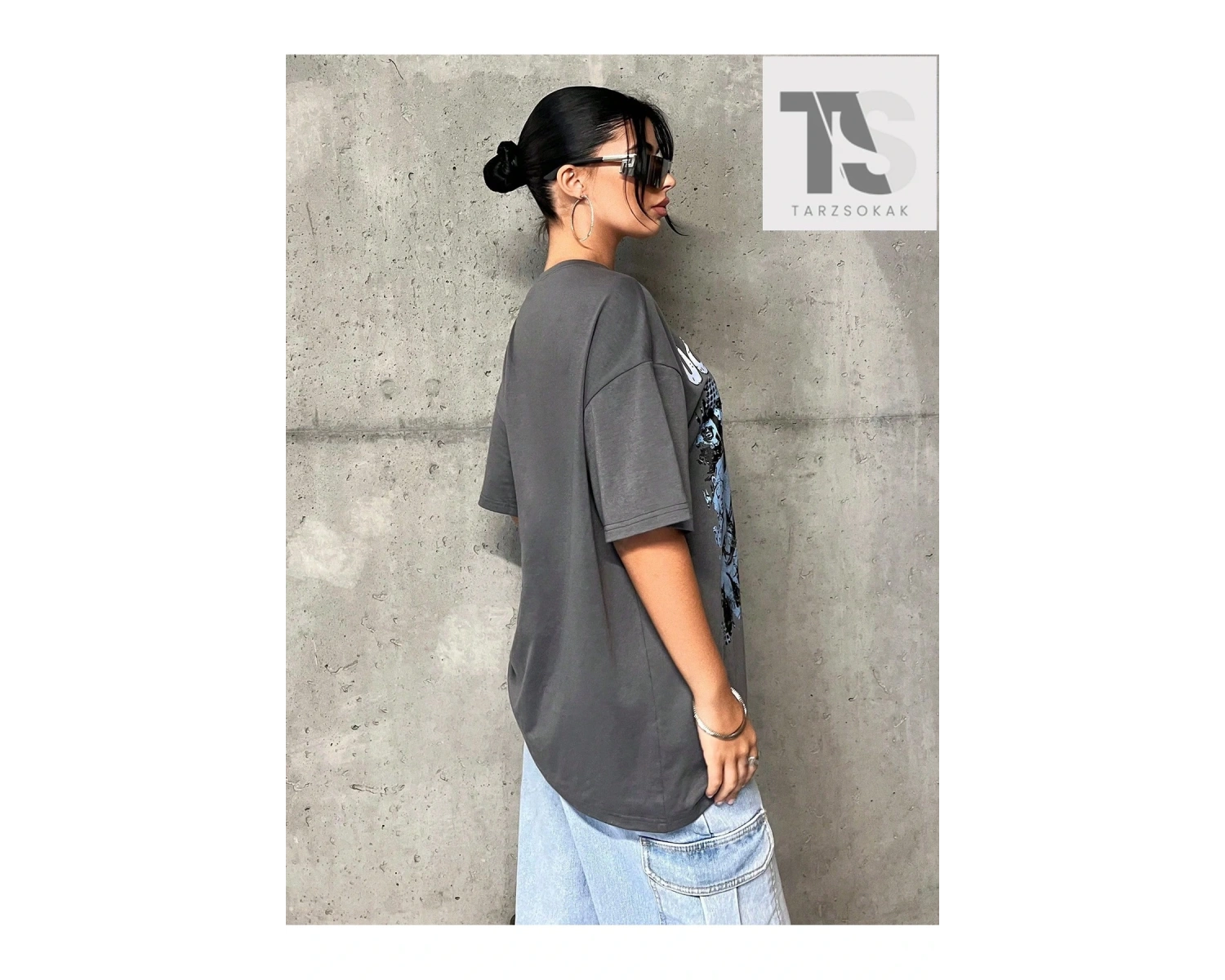 Harf Grafikli Düşük Omuzlu Tişört