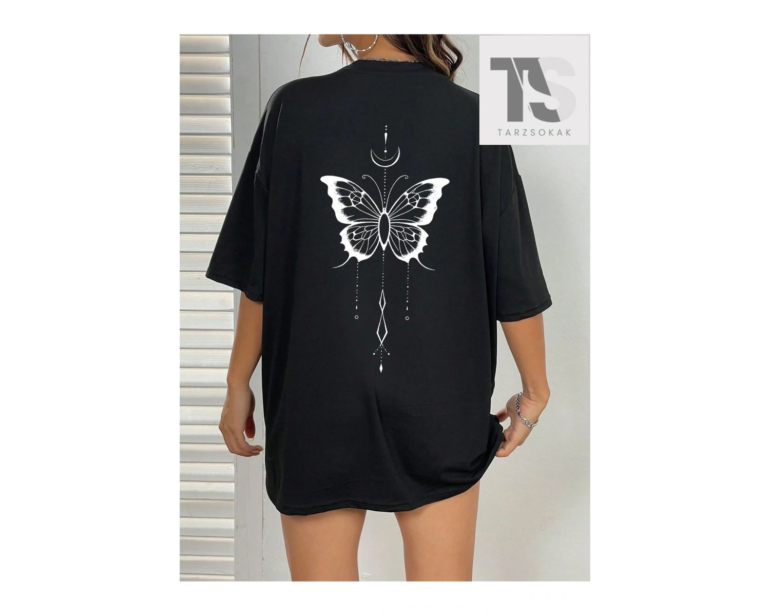 Harf Grafikli Düşük Omuzlu Tişört