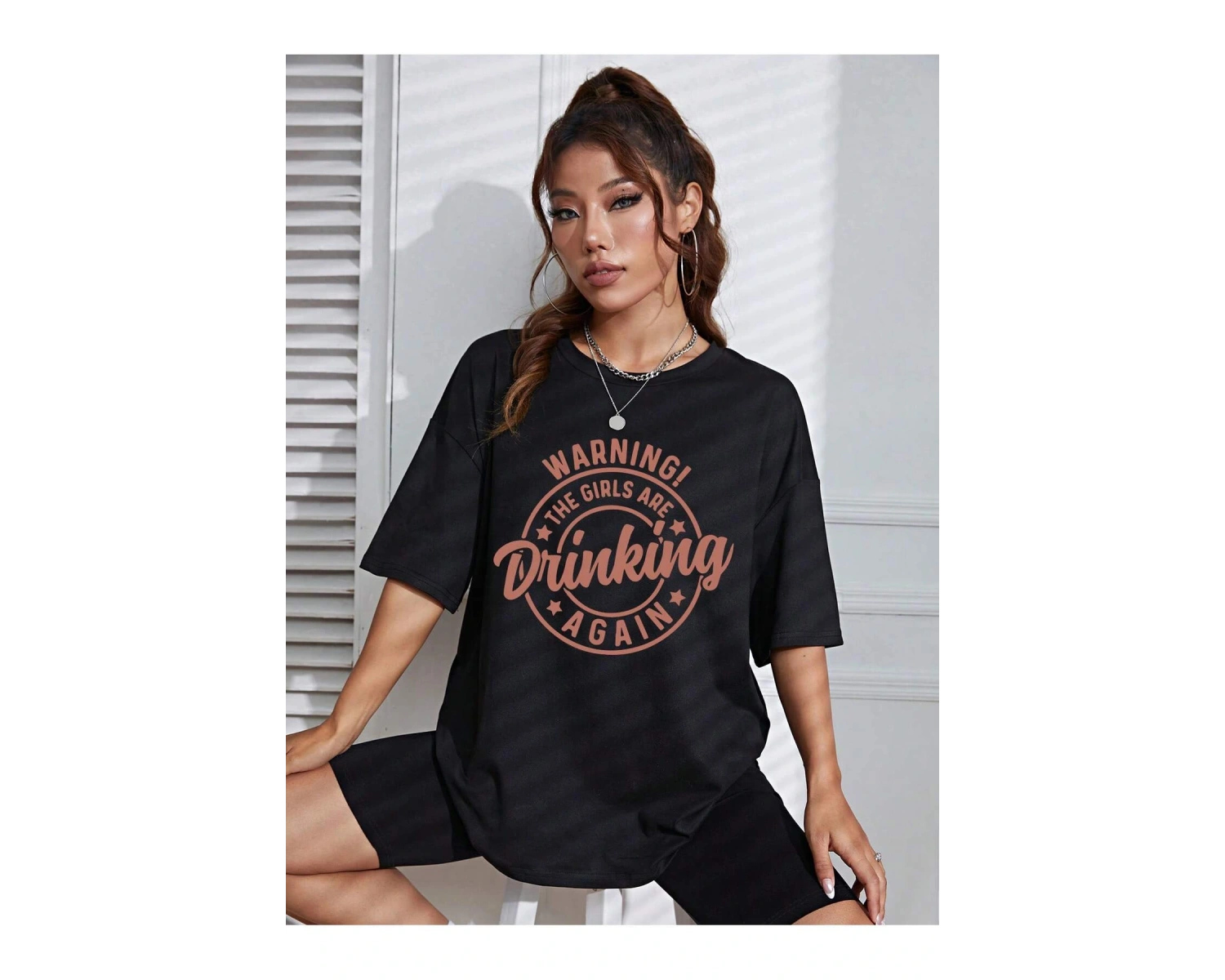 Harf Grafikli Düşük Omuzlu Tişört