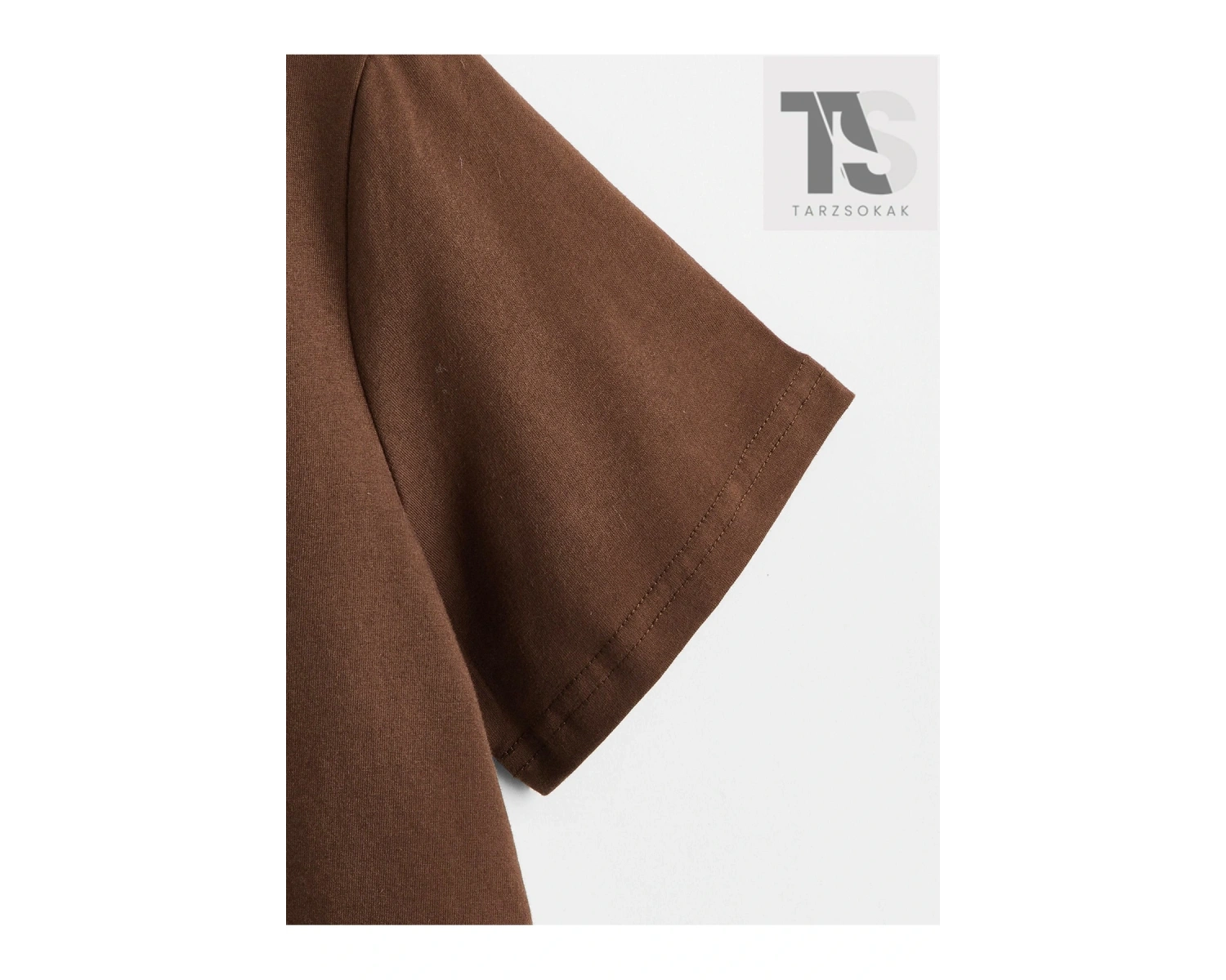 Harf Grafikli Düşük Omuzlu Tişört