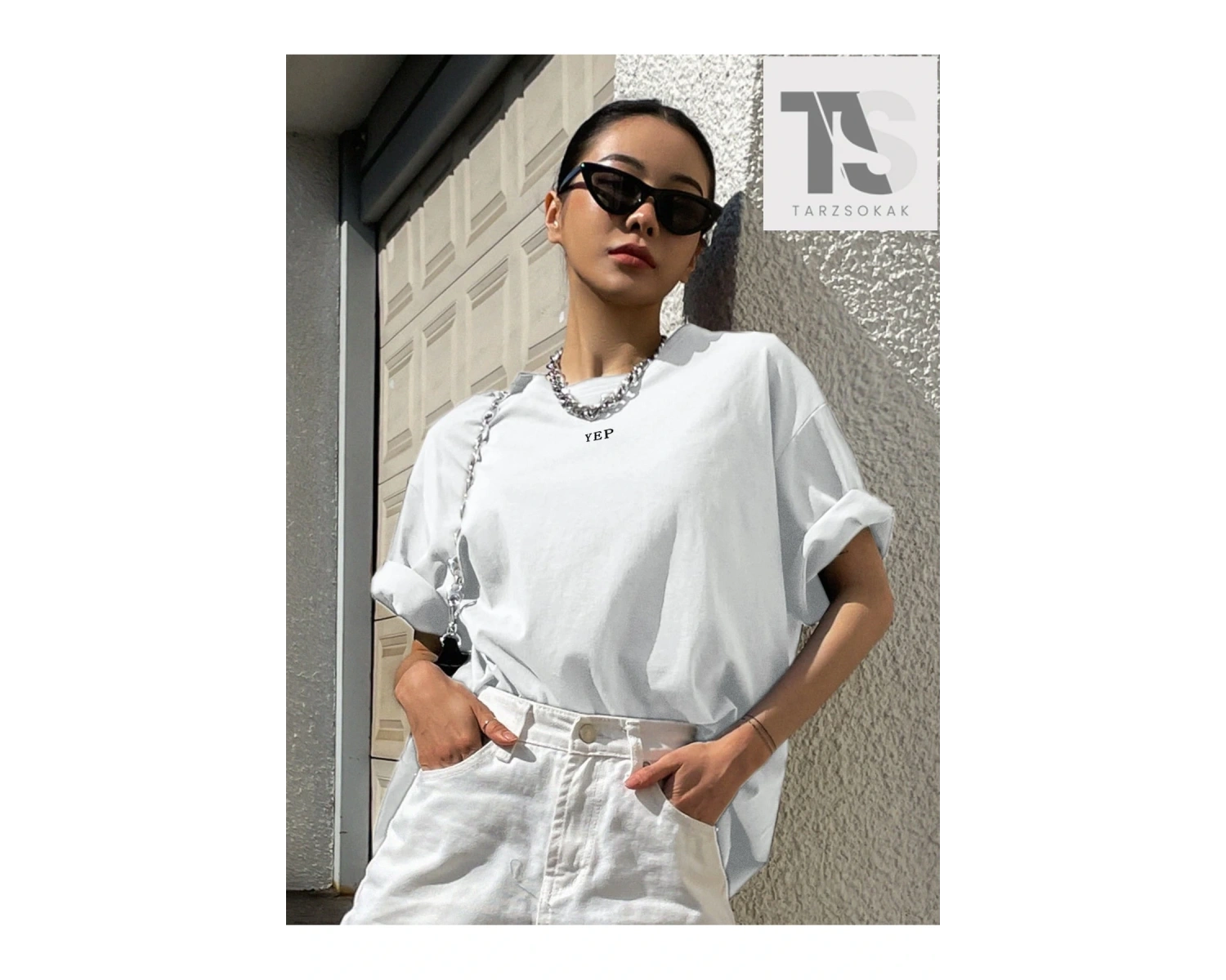 Harfli Grafik Düşük Omuzlu Tişört