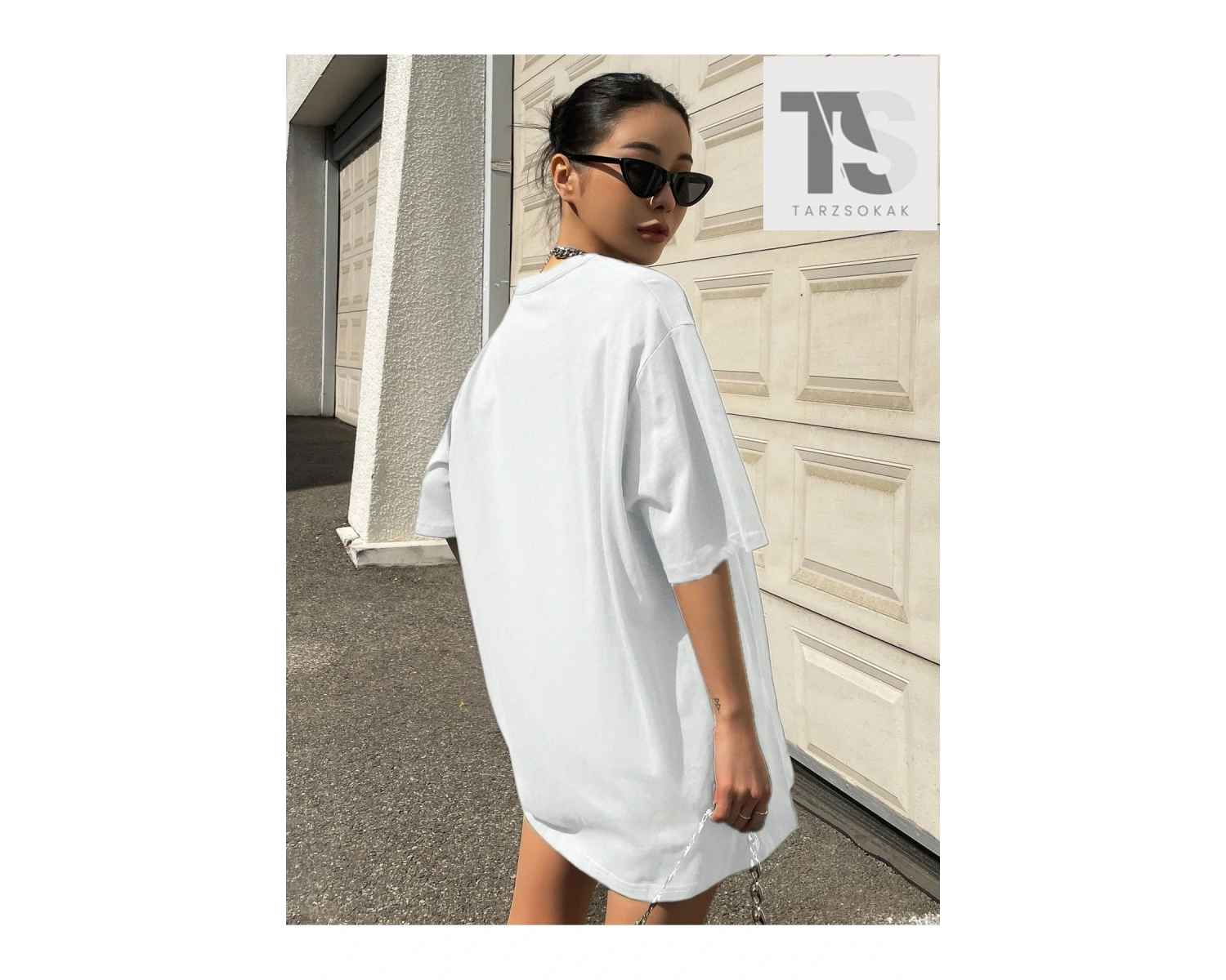 Harfli Grafik Düşük Omuzlu Tişört