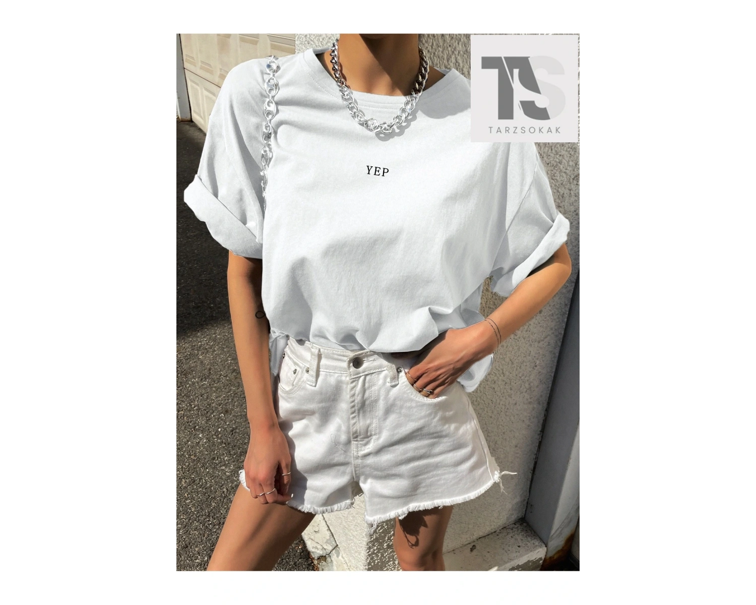 Harfli Grafik Düşük Omuzlu Tişört